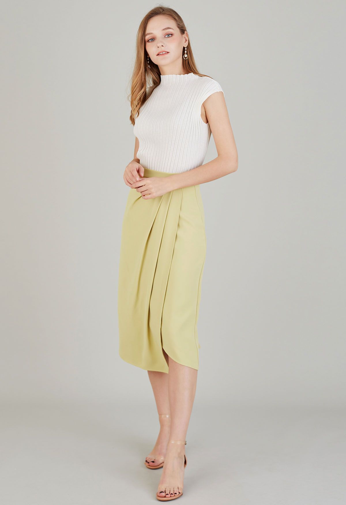 Falda midi con solapa plisada lateral en amarillo