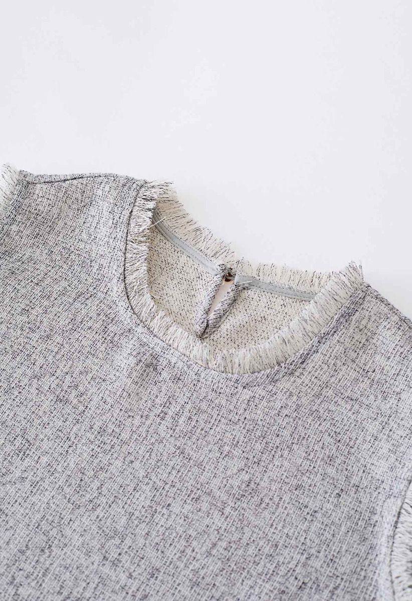 Conjunto de top y shorts de tweed sin mangas con borde de flecos en gris
