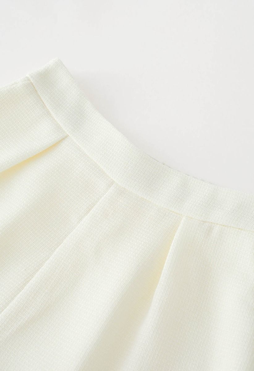 Conjunto de top y shorts de tweed sin mangas con borde de flecos en blanco