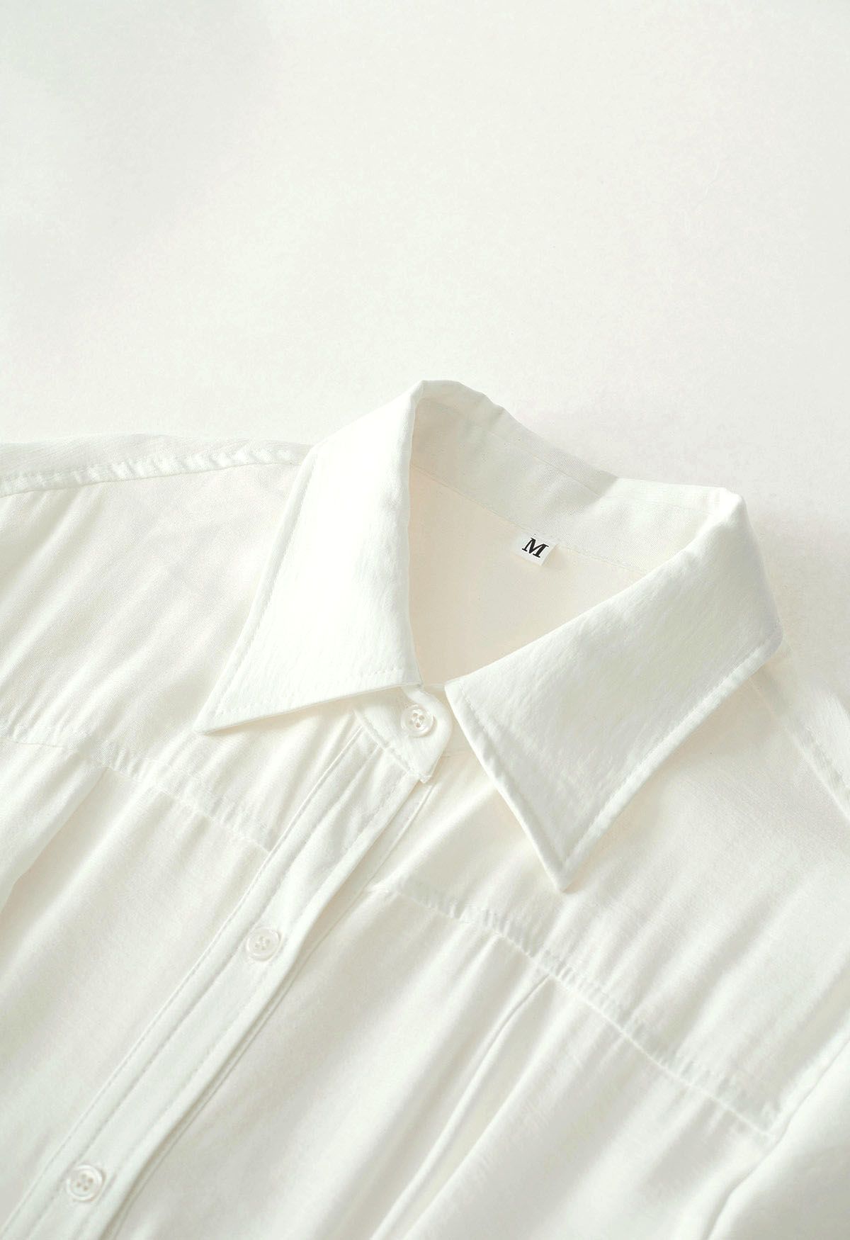 Vestido camisero fruncido lateral con abertura en la cintura en blanco