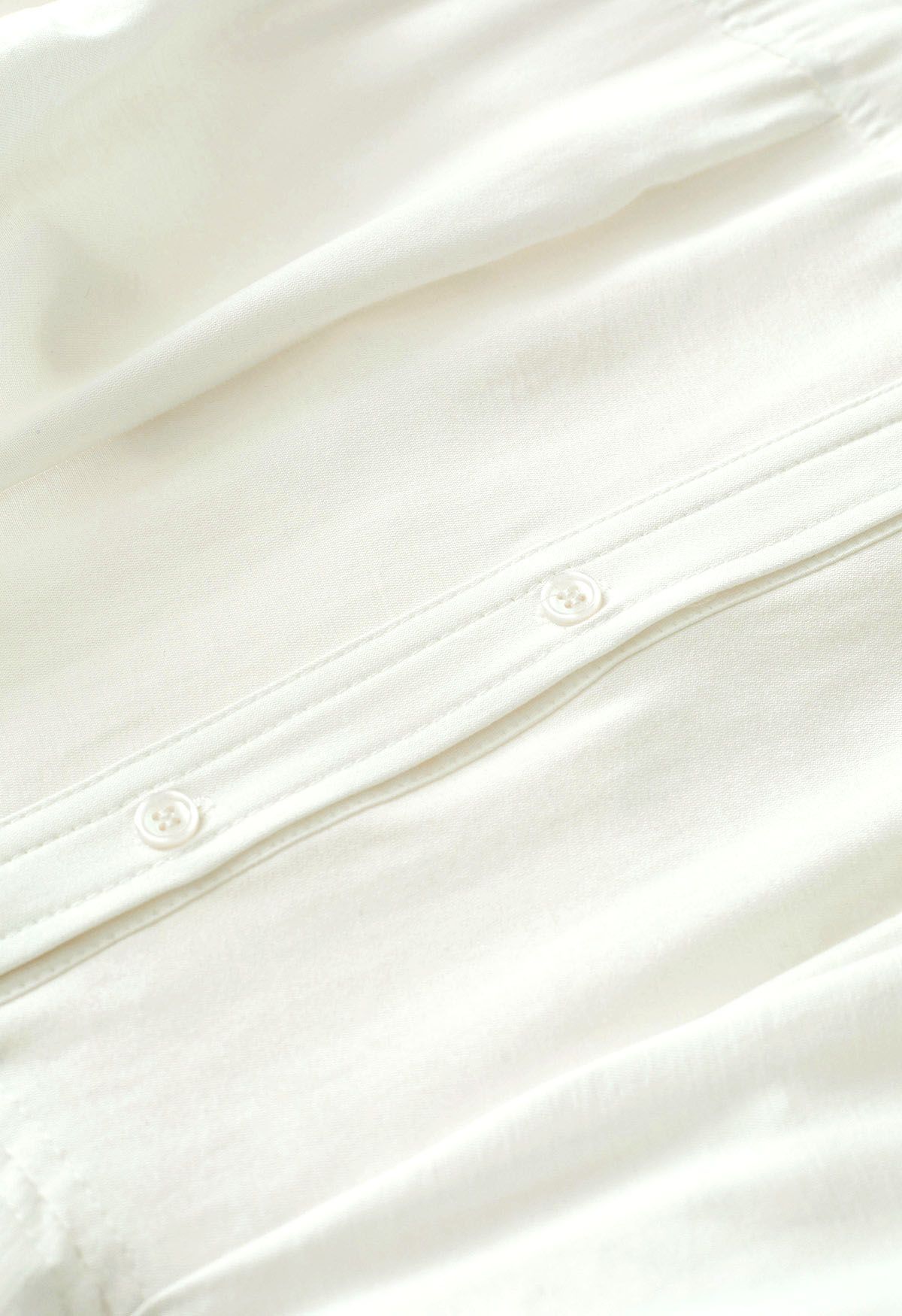Vestido camisero fruncido lateral con abertura en la cintura en blanco