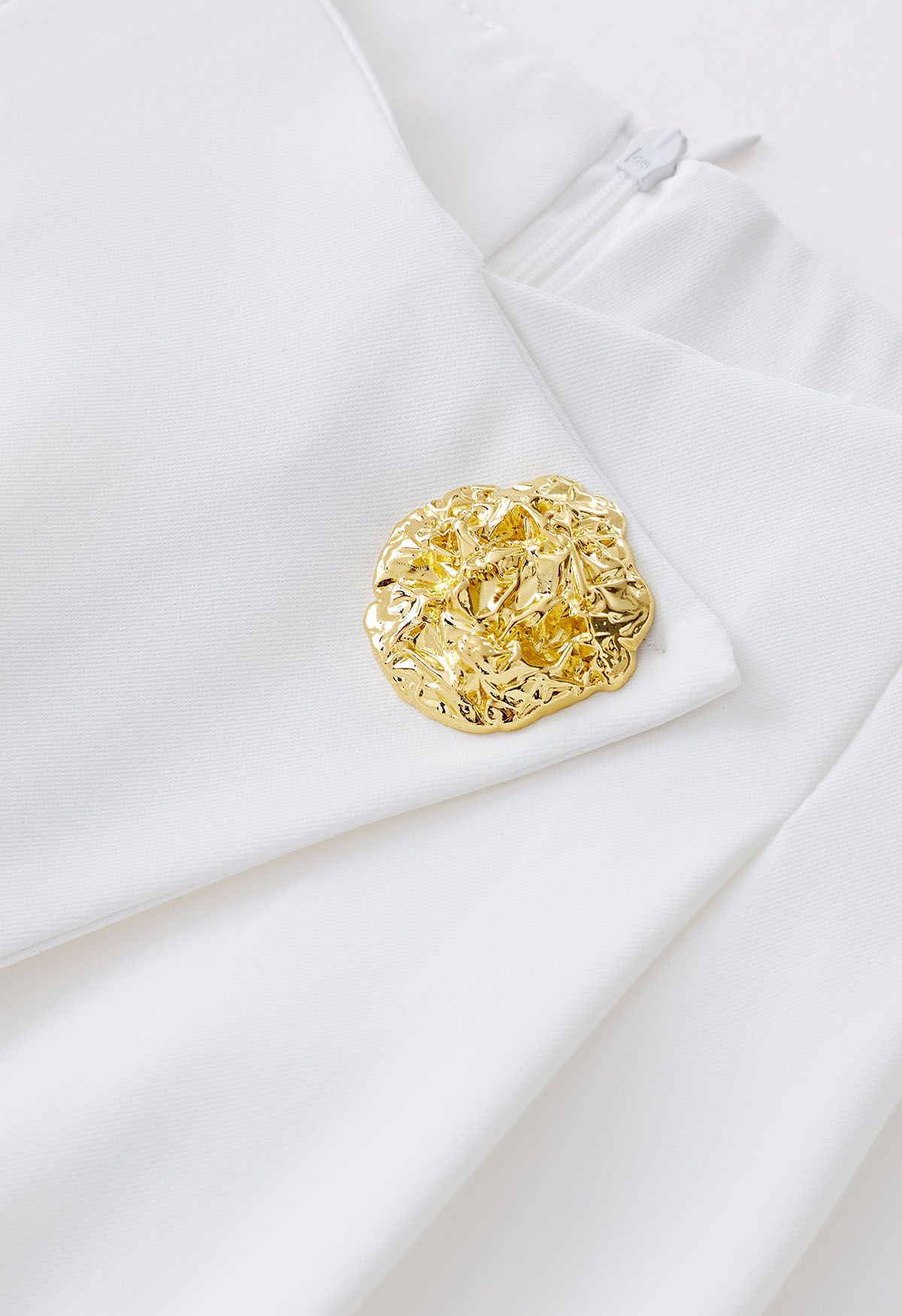 Pantalones rectos de cintura cruzada con botones dorados en blanco