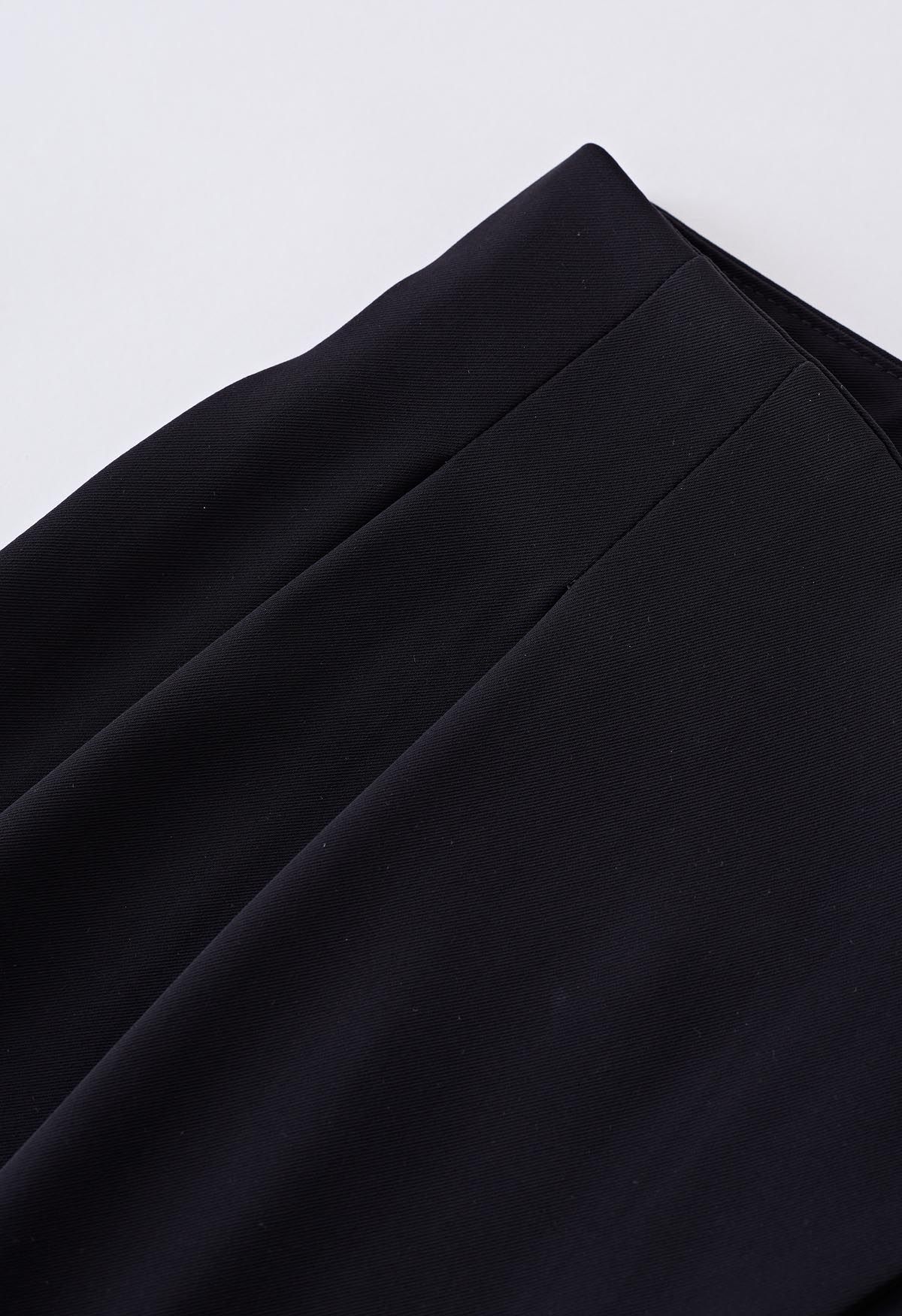 Pantalones de pierna recta con cintura cruzada y botones dorados en negro