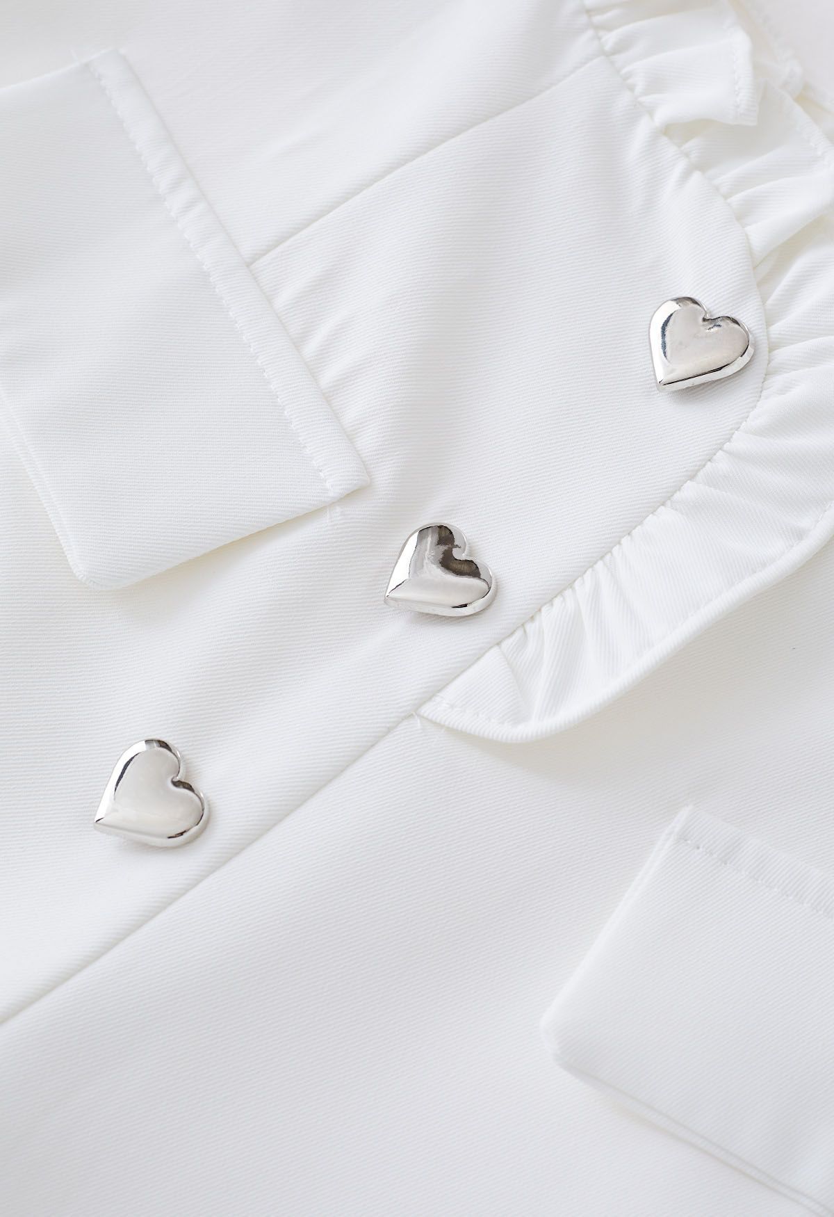 Shorts con volantes y botones en forma de corazón en blanco