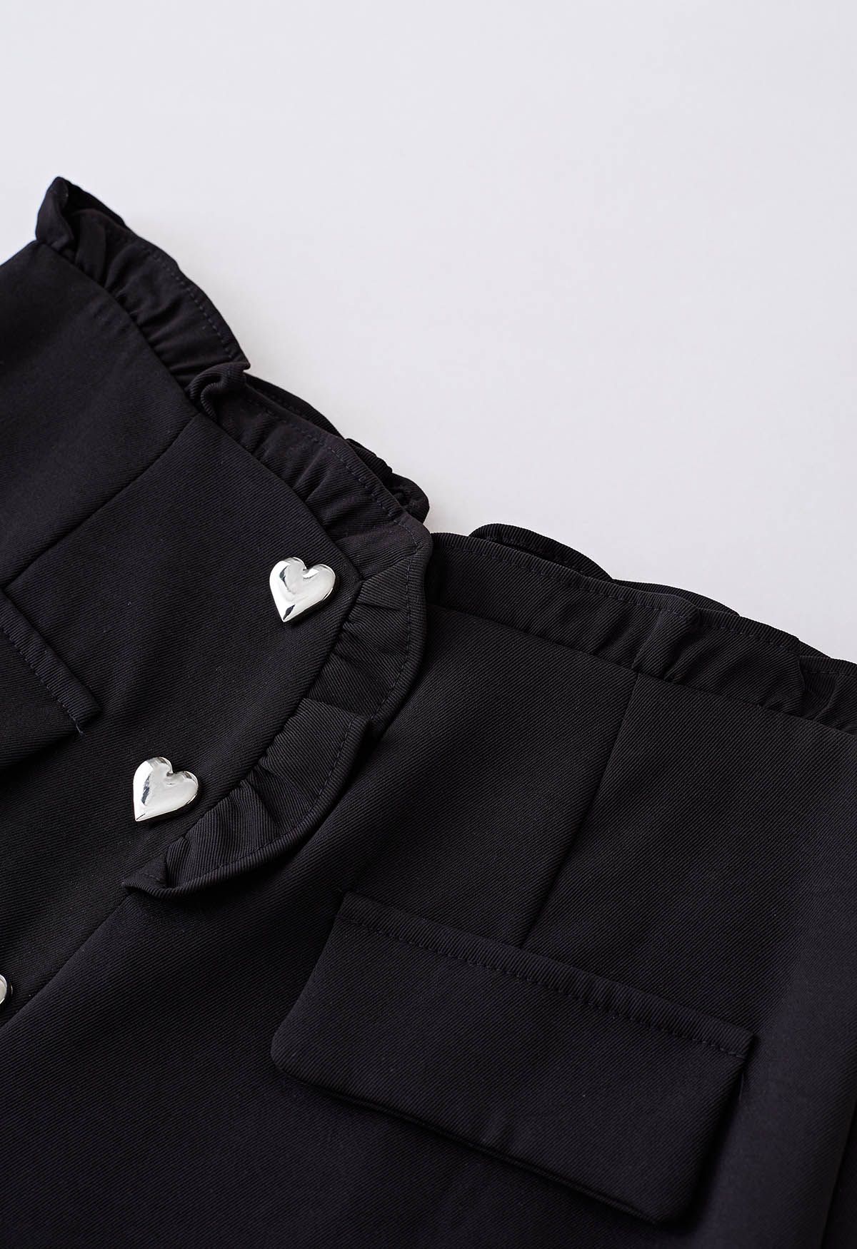 Shorts con volantes y botones en forma de corazón en negro