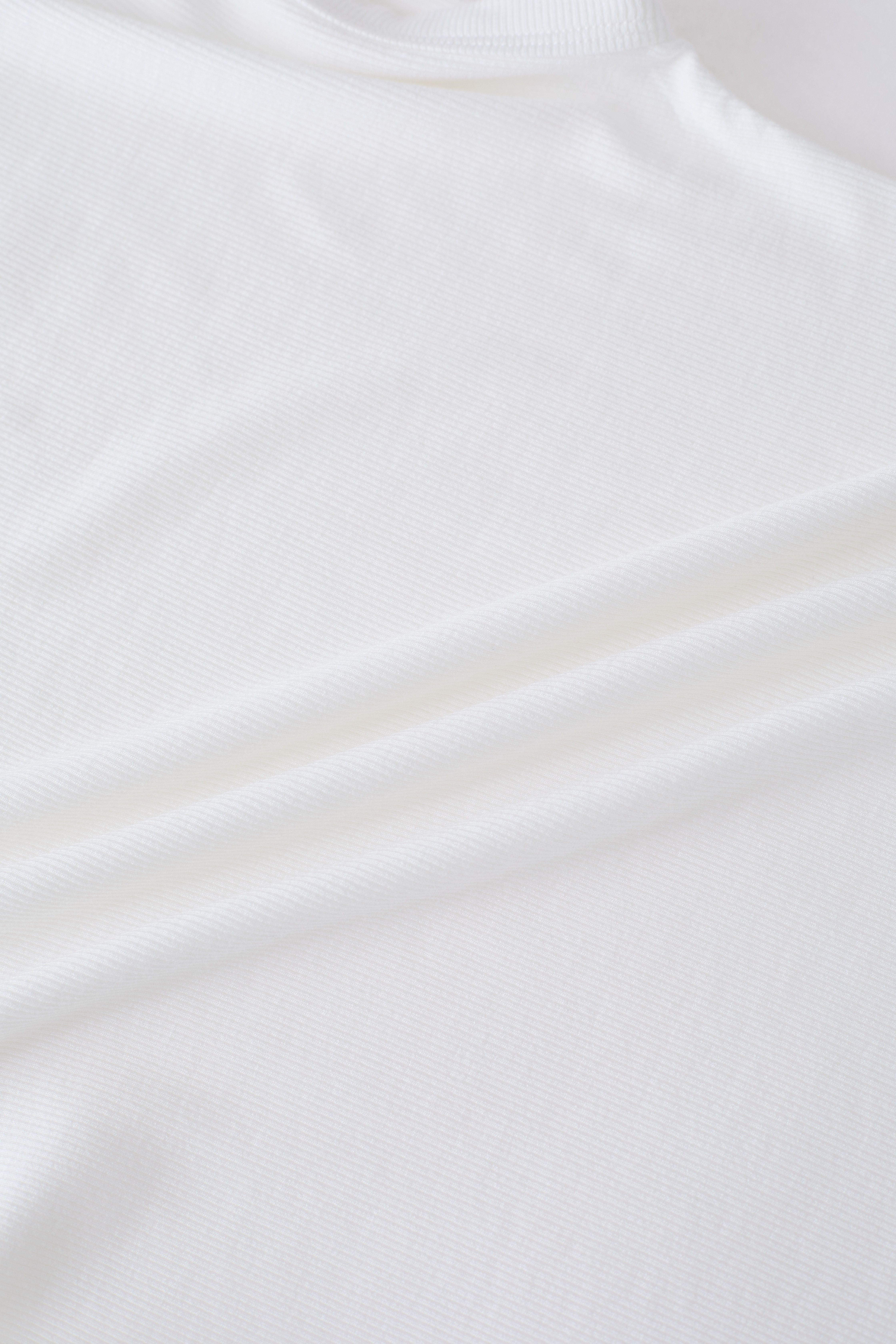 Top corto de algodón con cuello redondo elegante en blanco