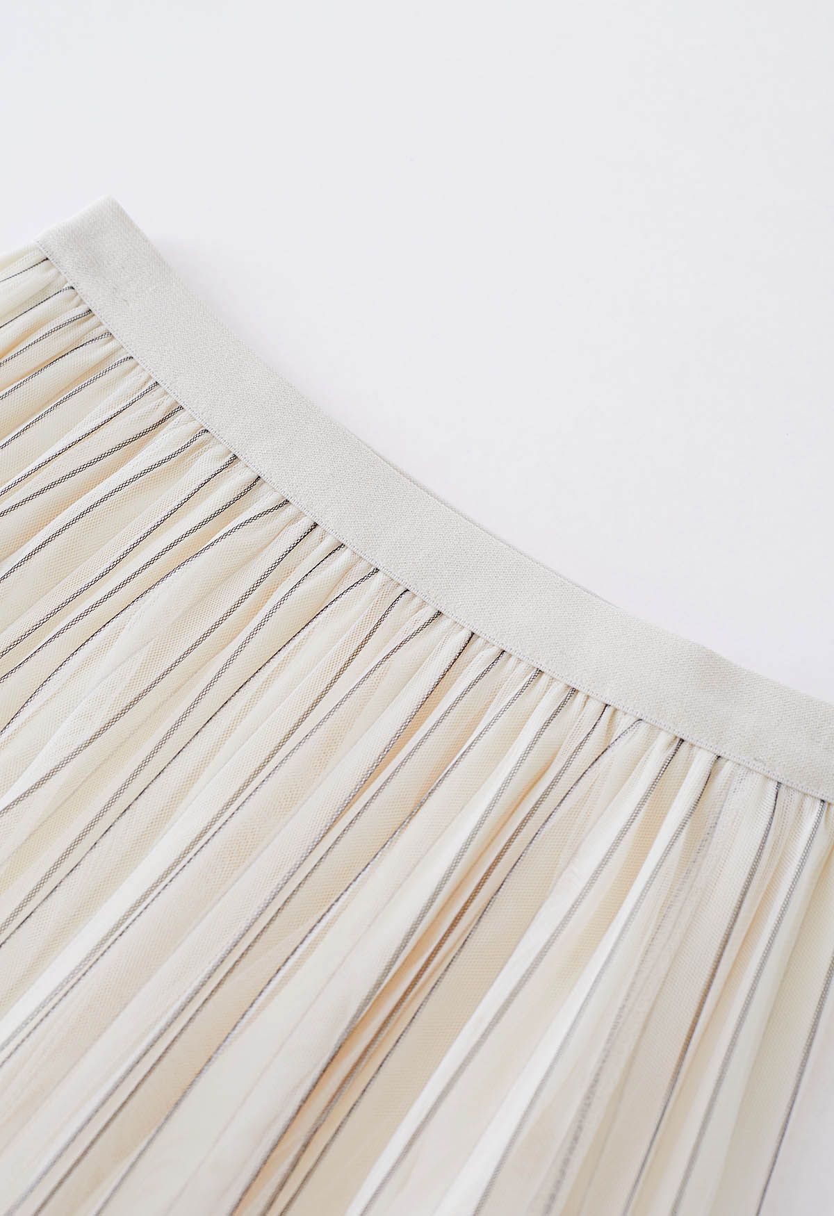 Falda midi de tul de malla plisada con líneas en contraste en color crema