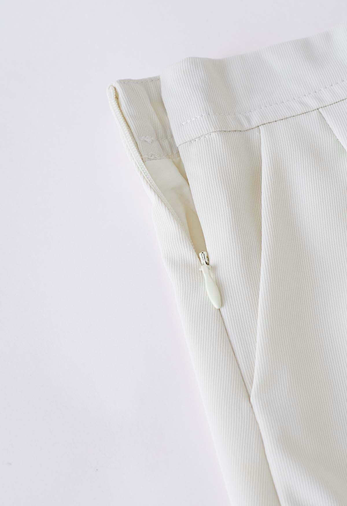 Conjunto de pantalón corto y chaqueta con abertura en la espalda abotonada en marfil