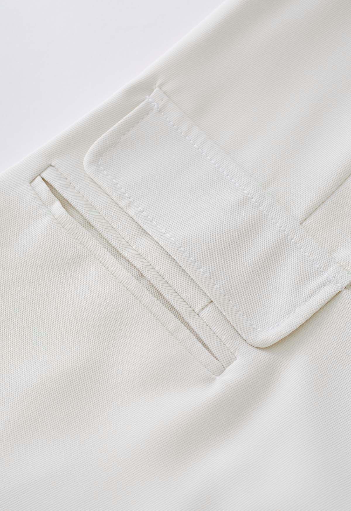 Conjunto de pantalón corto y chaqueta con abertura en la espalda abotonada en marfil