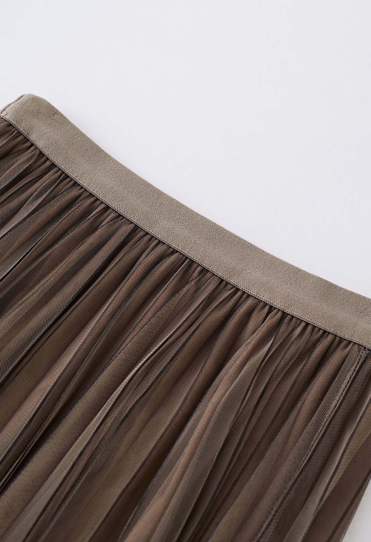 Falda midi de tul de malla plisada con líneas en contraste en marrón