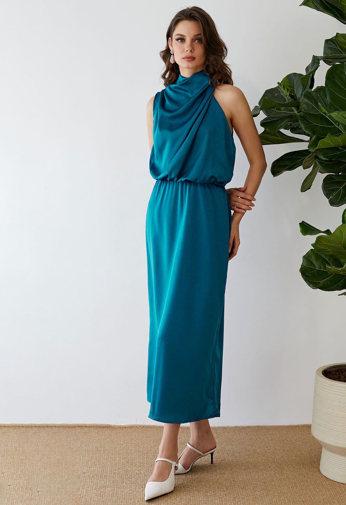 Vestido sin mangas con escote fruncido asimétrico en verde azulado