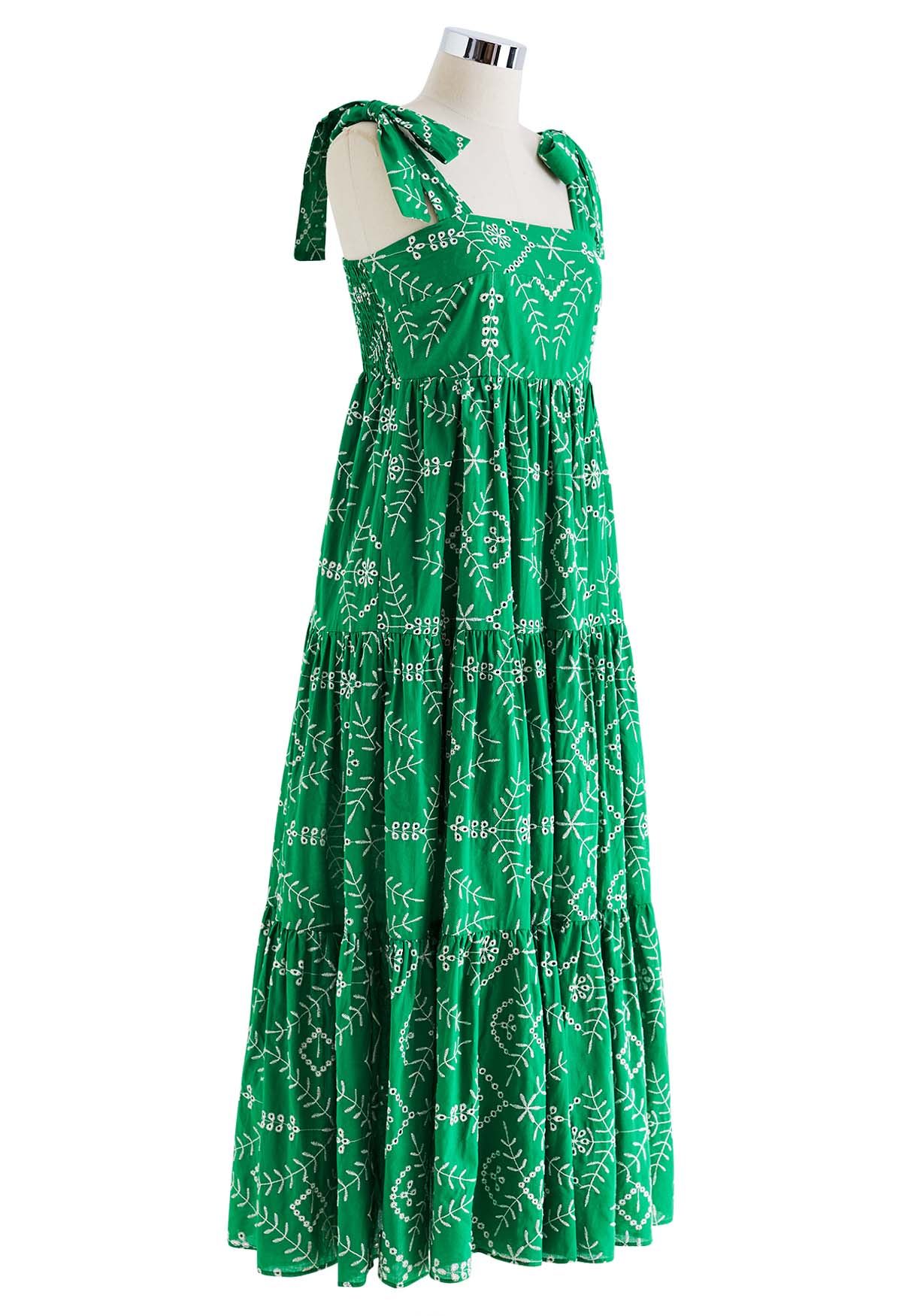 Vestido largo con tirantes bordados con ojales verdes