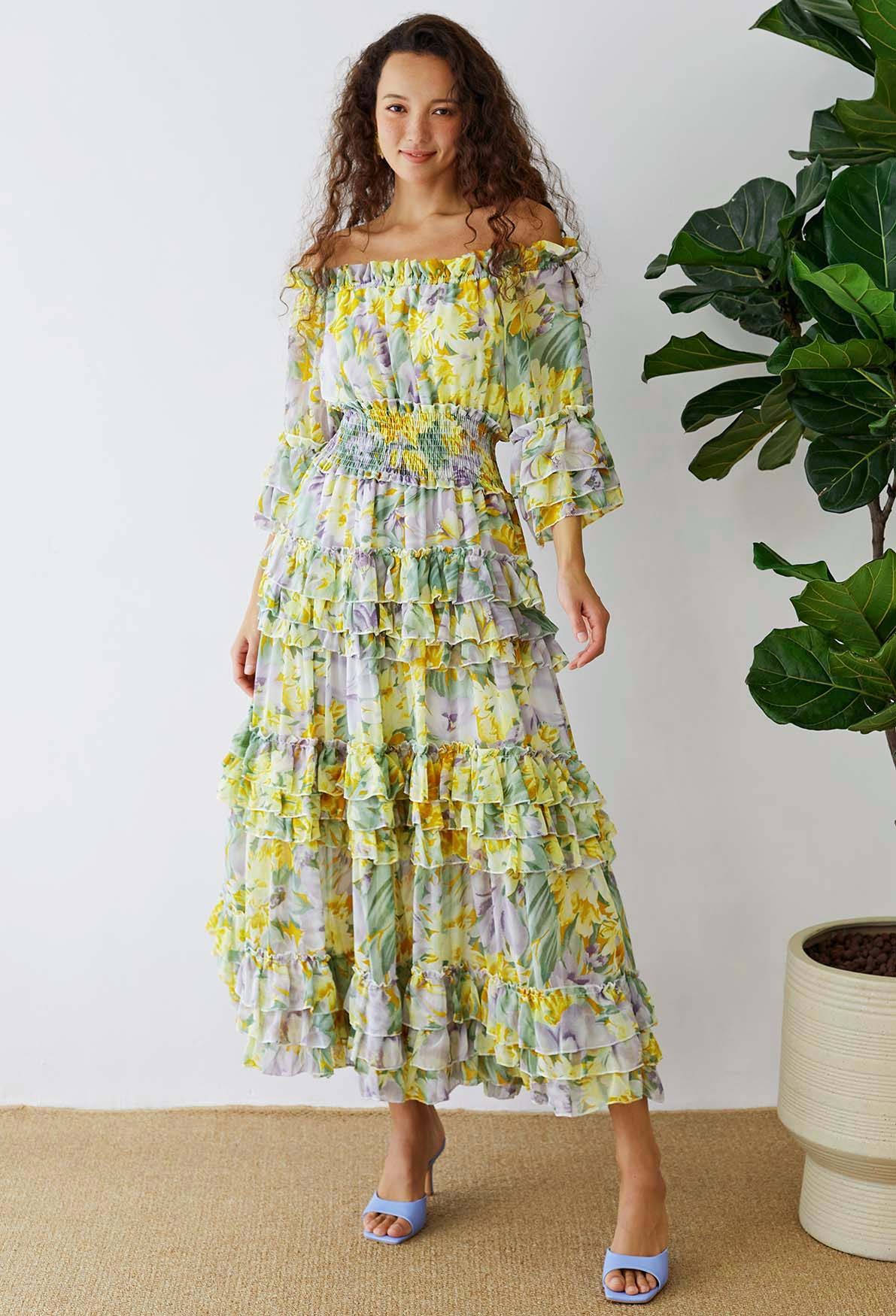 Vestido largo de gasa con hombros descubiertos y volantes florales en amarillo