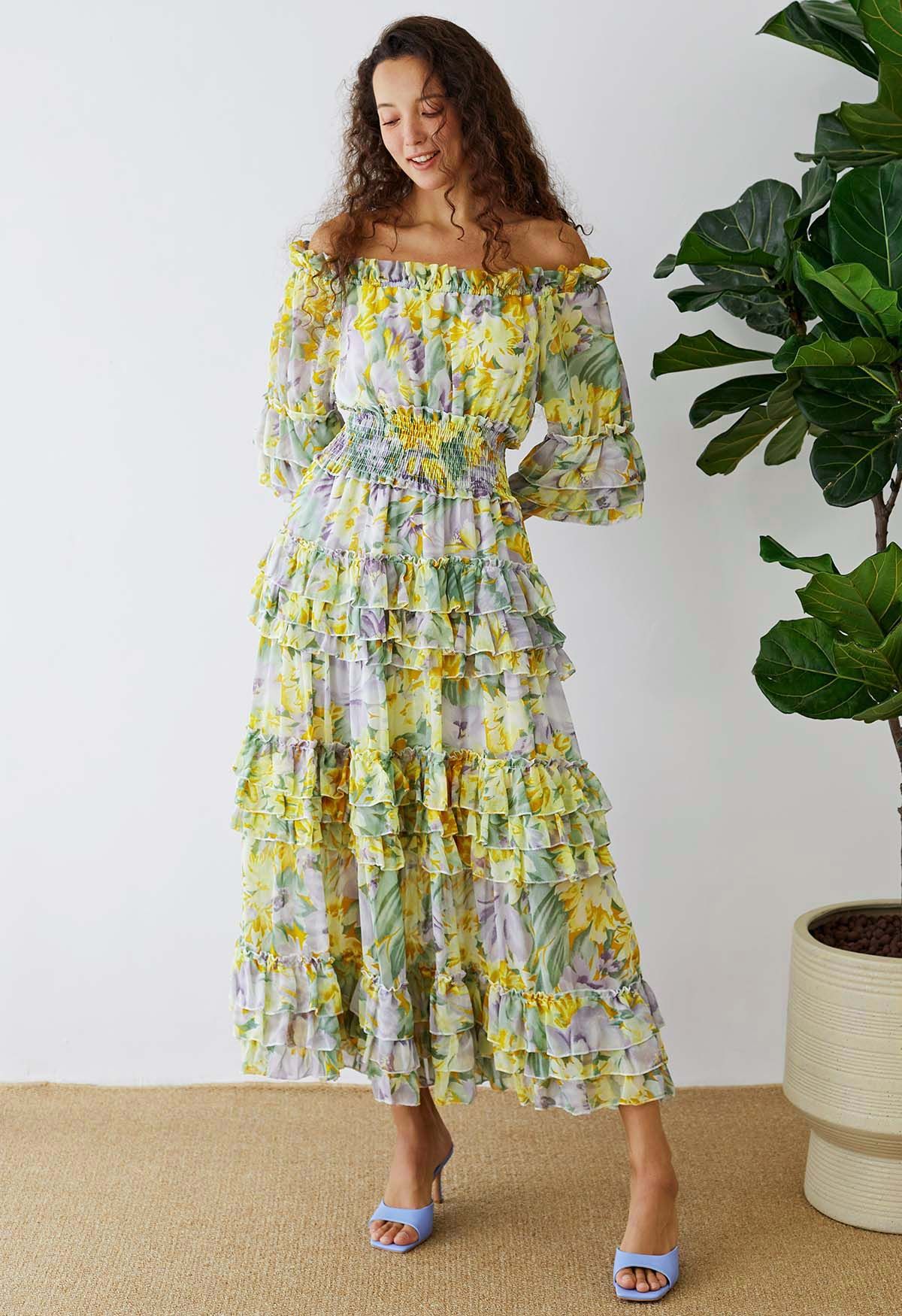 Vestido largo de gasa con hombros descubiertos y volantes florales en amarillo