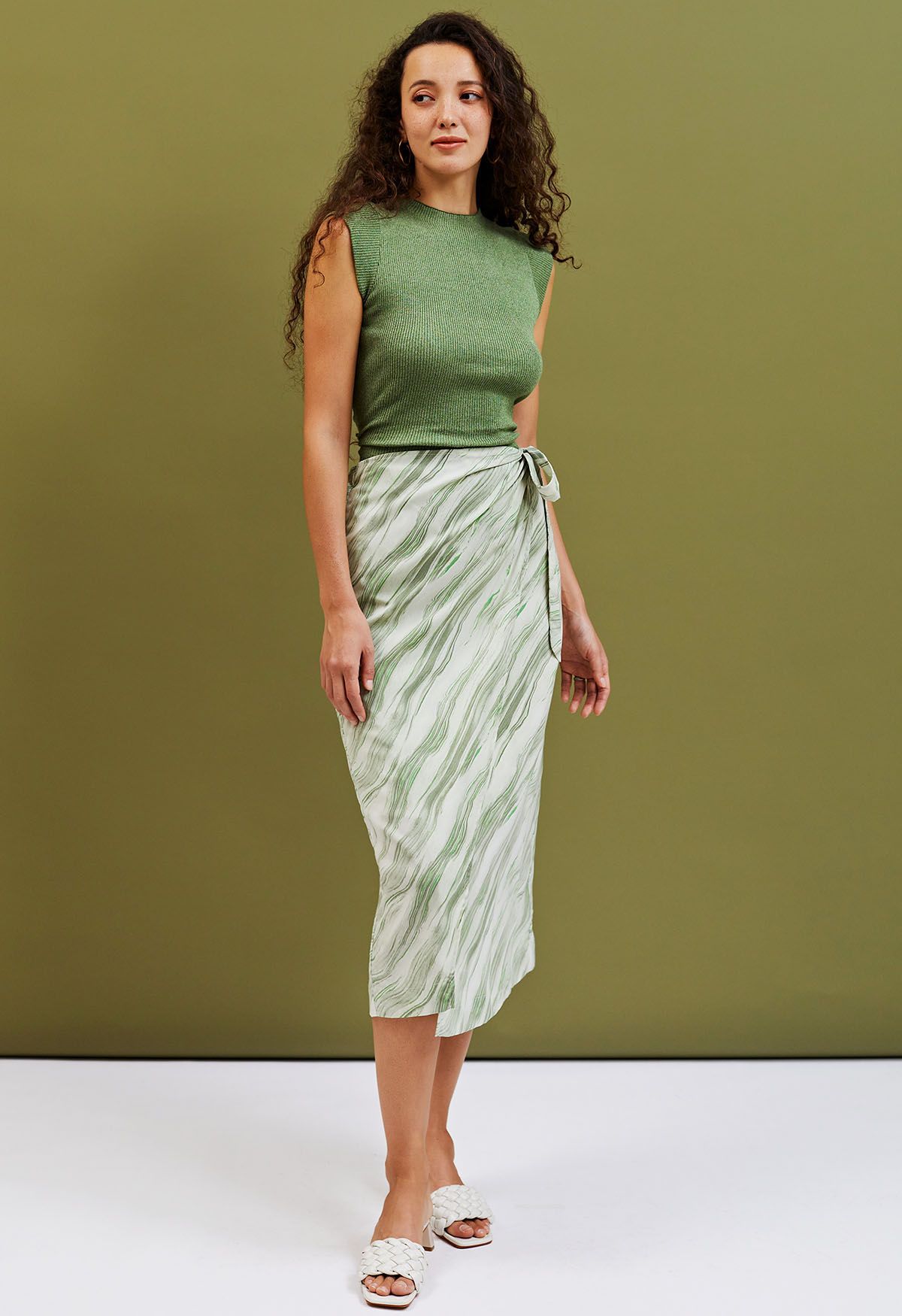 Falda midi con solapa en la cintura y estampado de mármol en verde