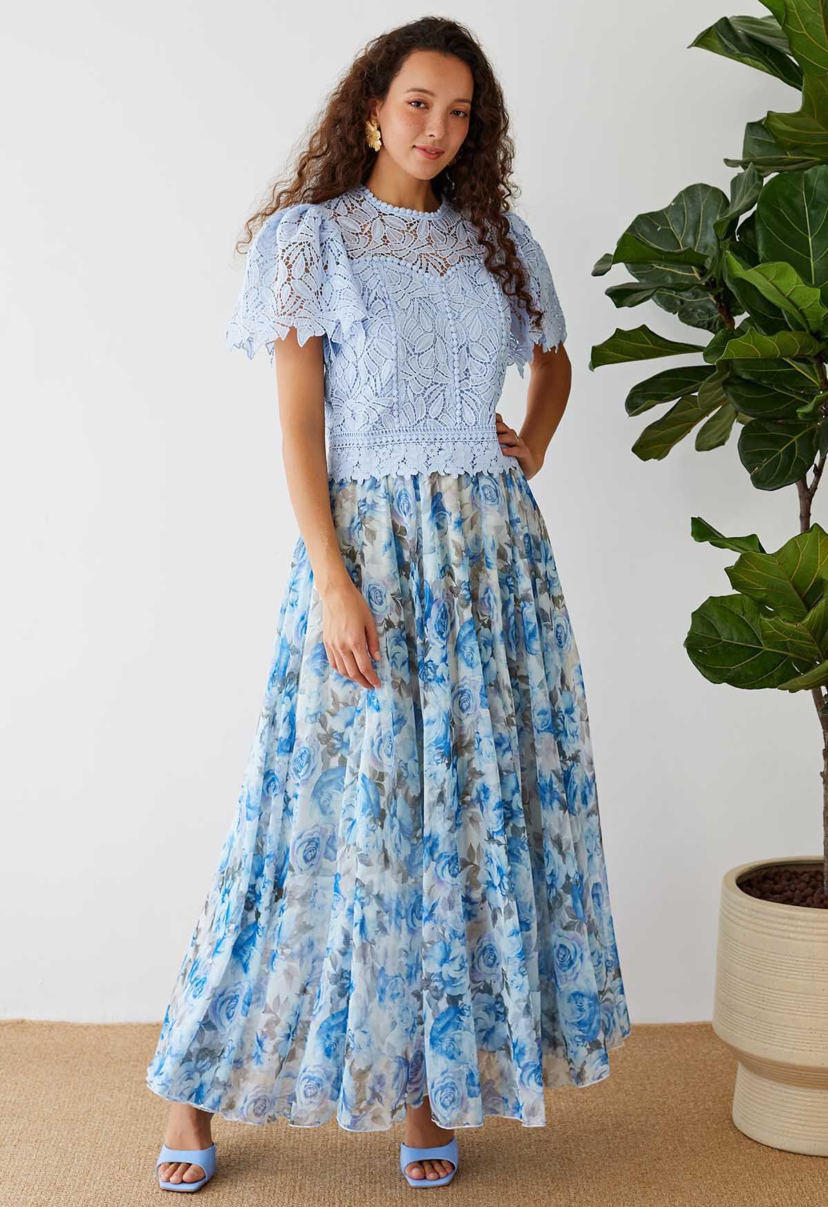 Falda larga de gasa con estampado de rosas azules