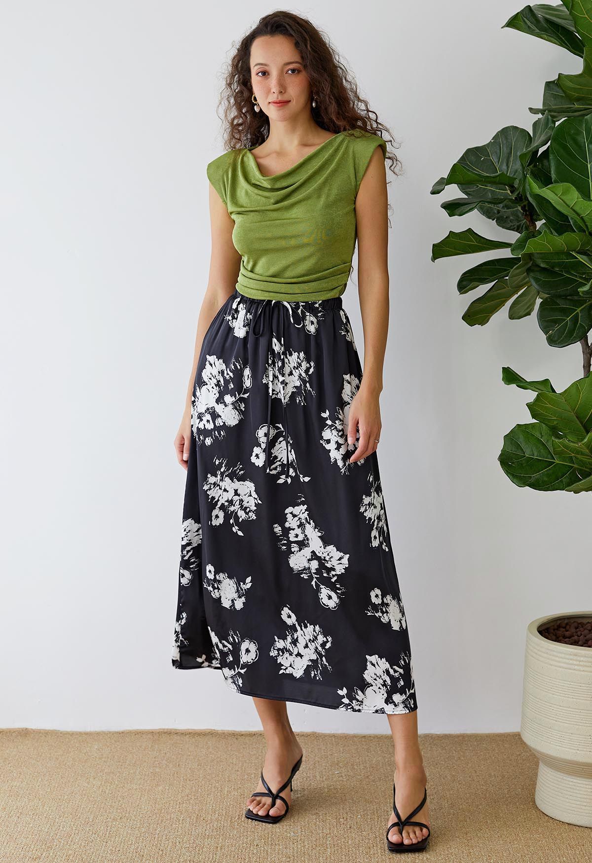 Falda larga de satén floral con cordón elástico en la cintura