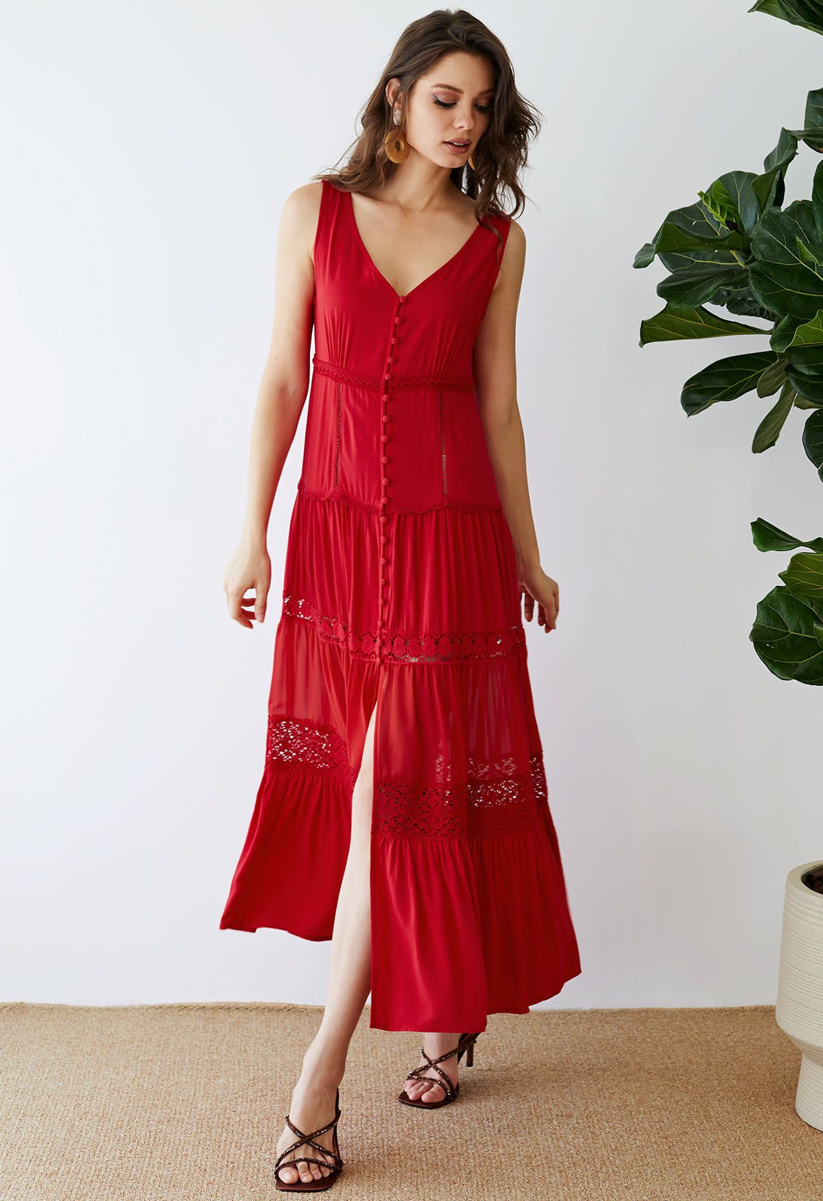 Vestido largo sin mangas con botones y paneles con adornos de croché en rojo