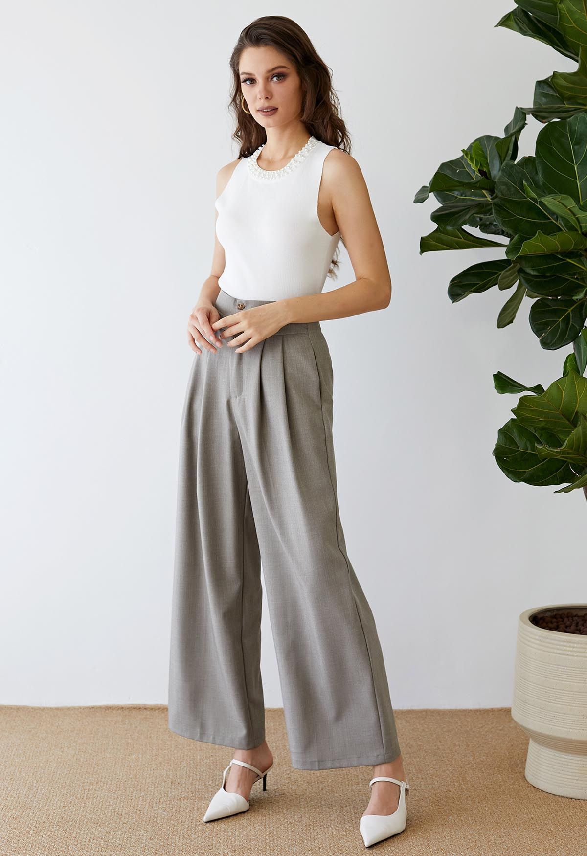 Pantalones de pernera ancha con pliegues sutiles en gris
