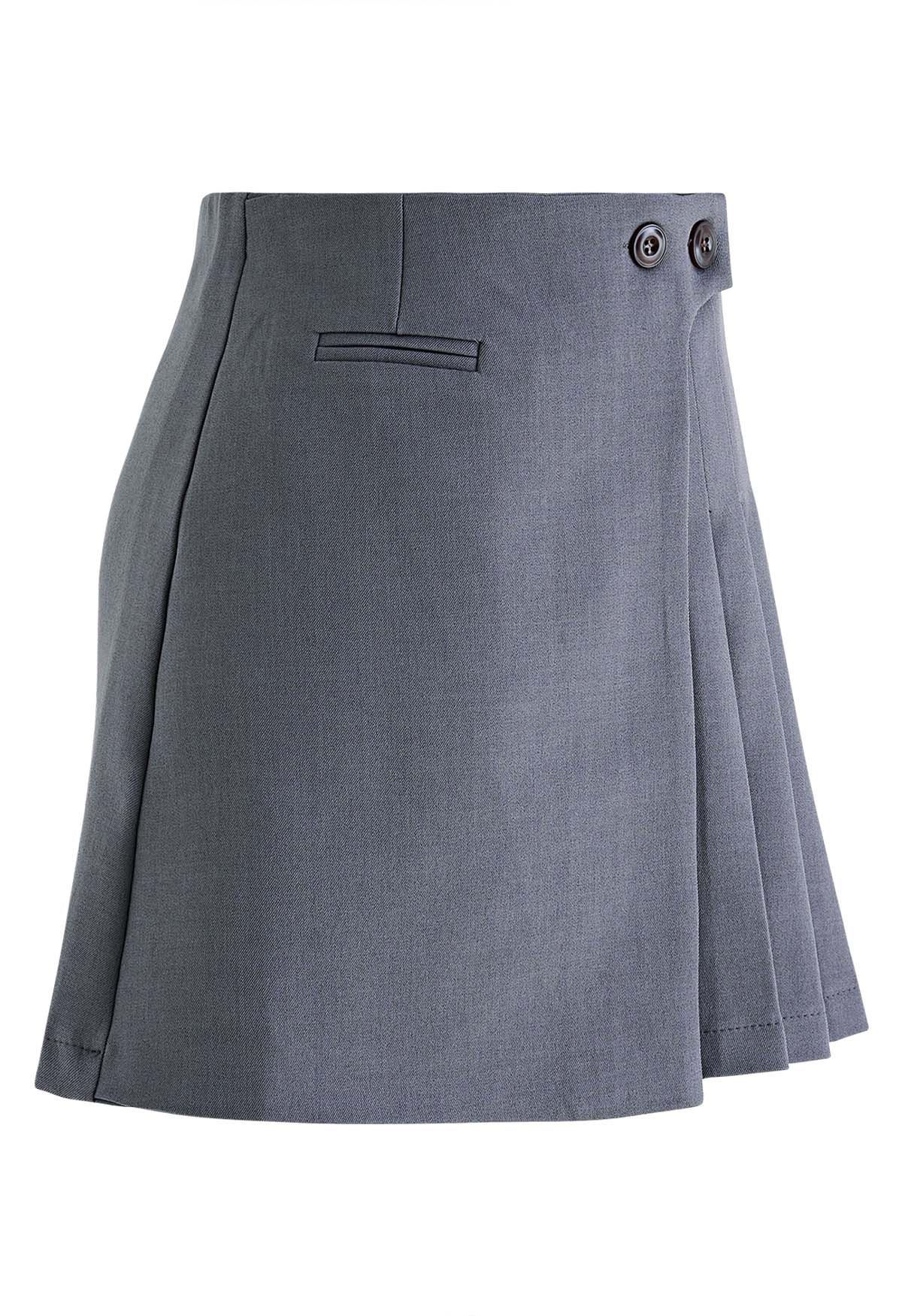 Minifalda con solapa plisada y botones gemelos en gris
