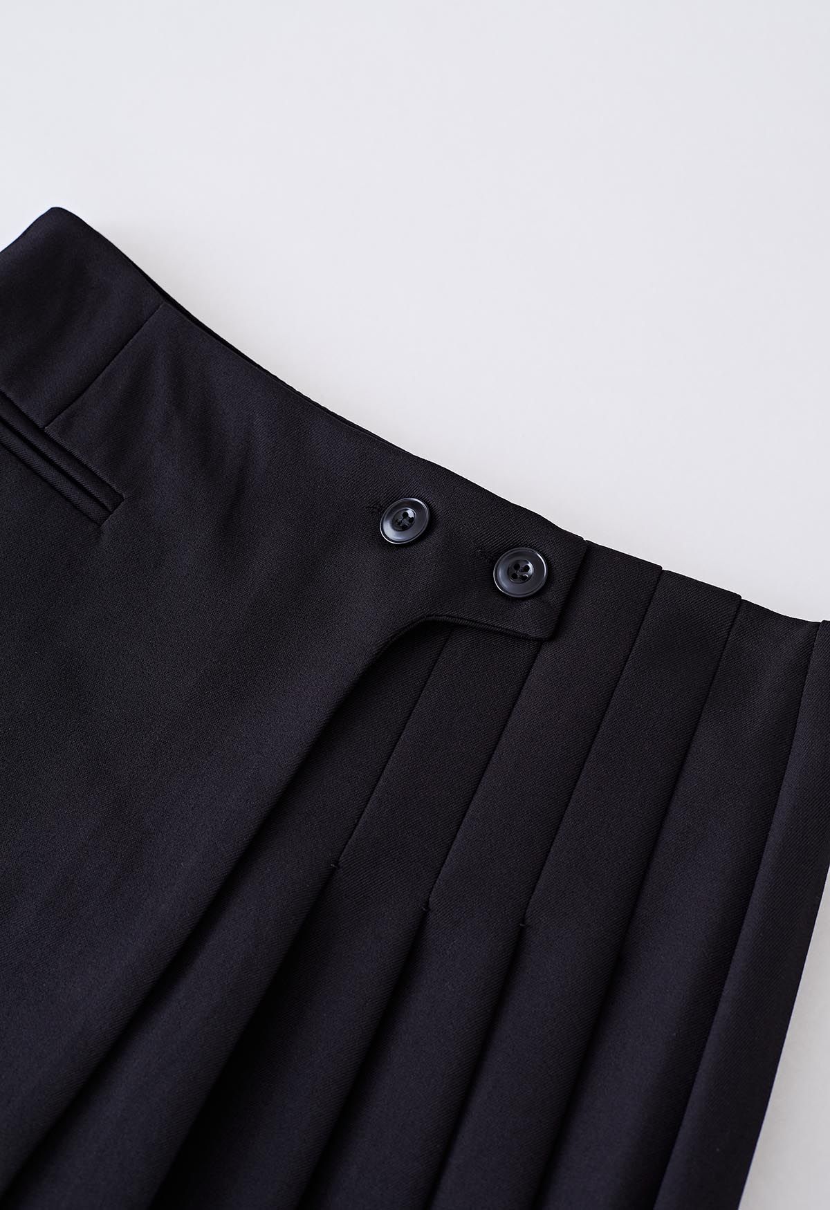 Minifalda con solapa plisada y botones gemelos en negro