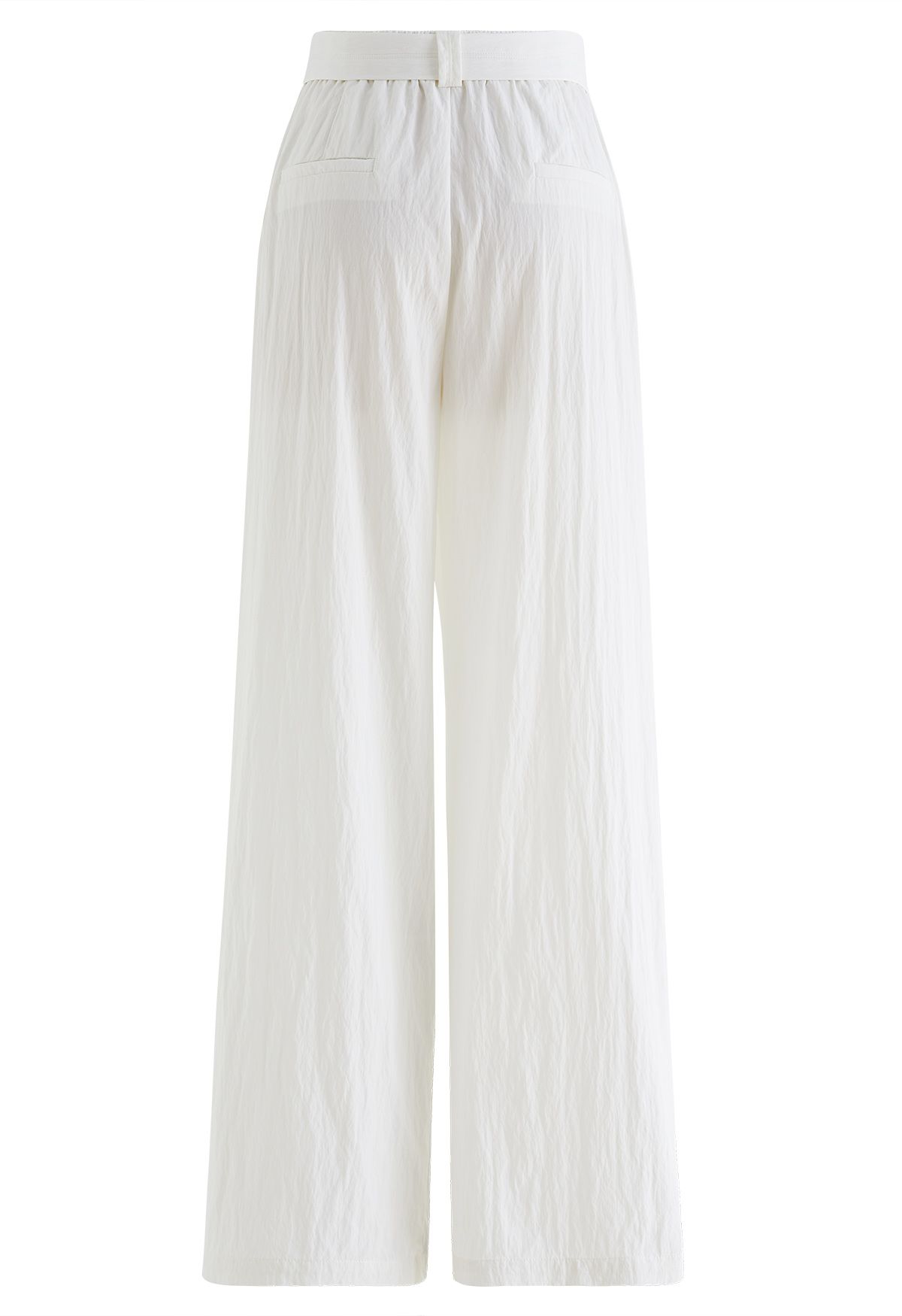 Pantalones de pernera recta con bolsillo lateral y cinturón drapeado en blanco