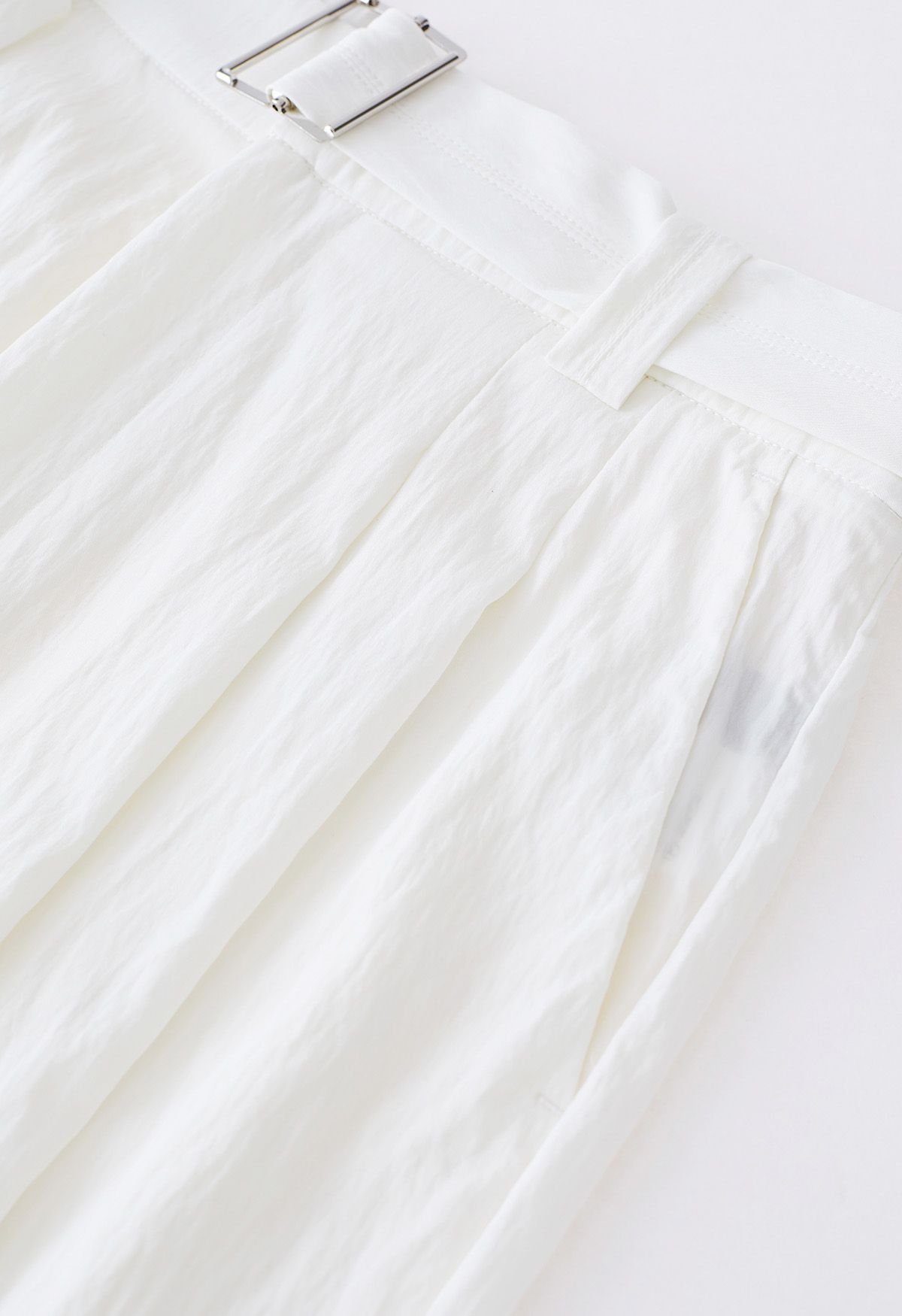 Pantalones de pernera recta con bolsillo lateral y cinturón drapeado en blanco