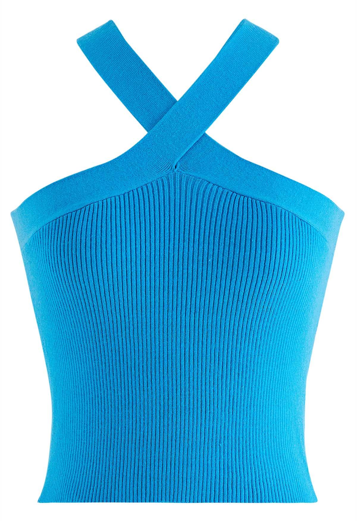 Top de punto con tiras cruzadas y cuello halter en azul