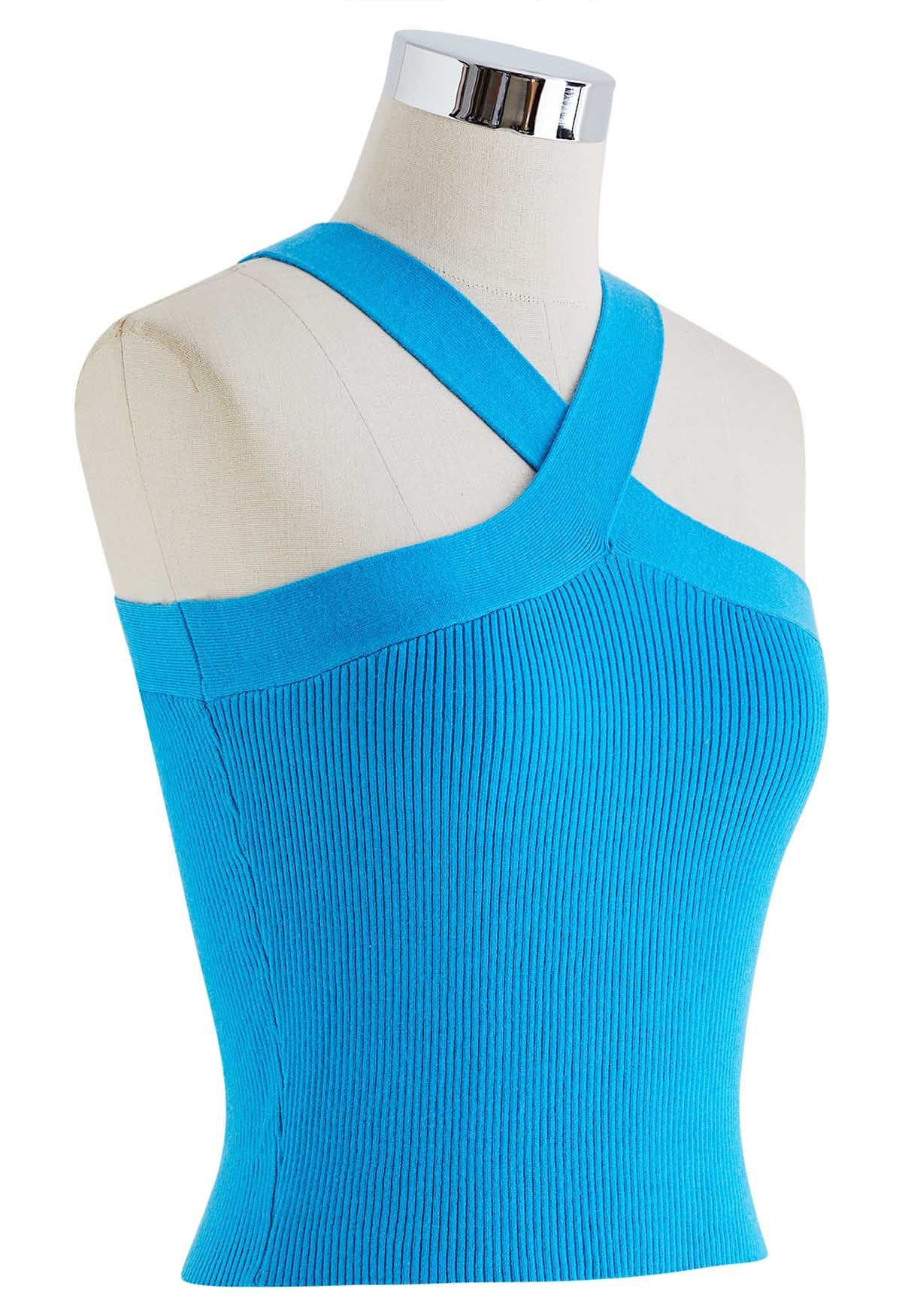 Top de punto con tiras cruzadas y cuello halter en azul