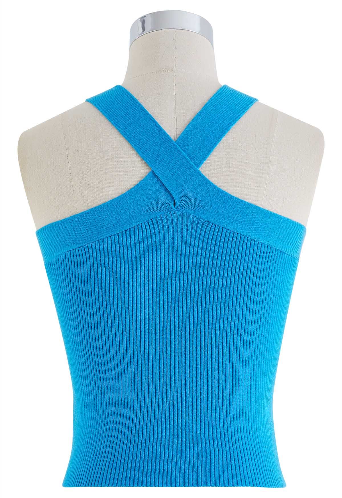 Top de punto con tiras cruzadas y cuello halter en azul