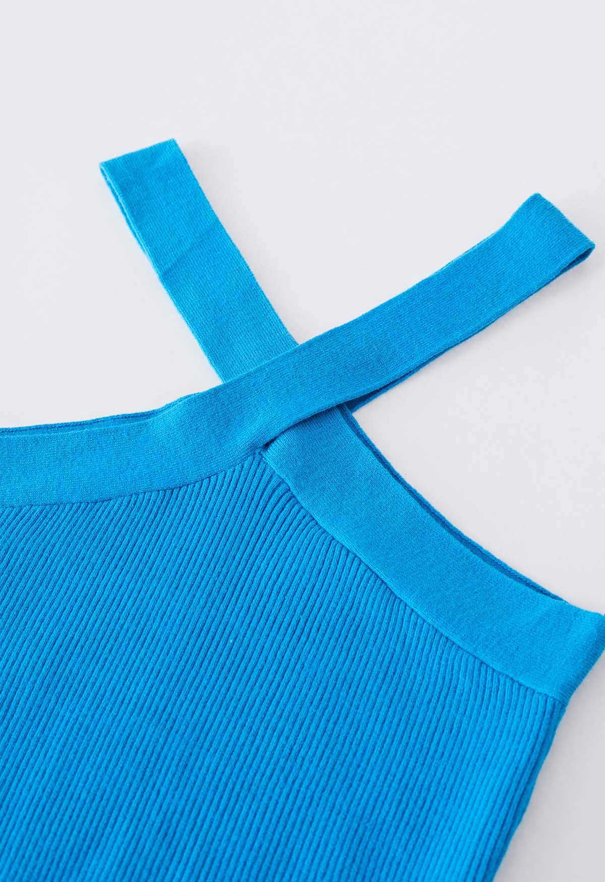 Top de punto con tiras cruzadas y cuello halter en azul