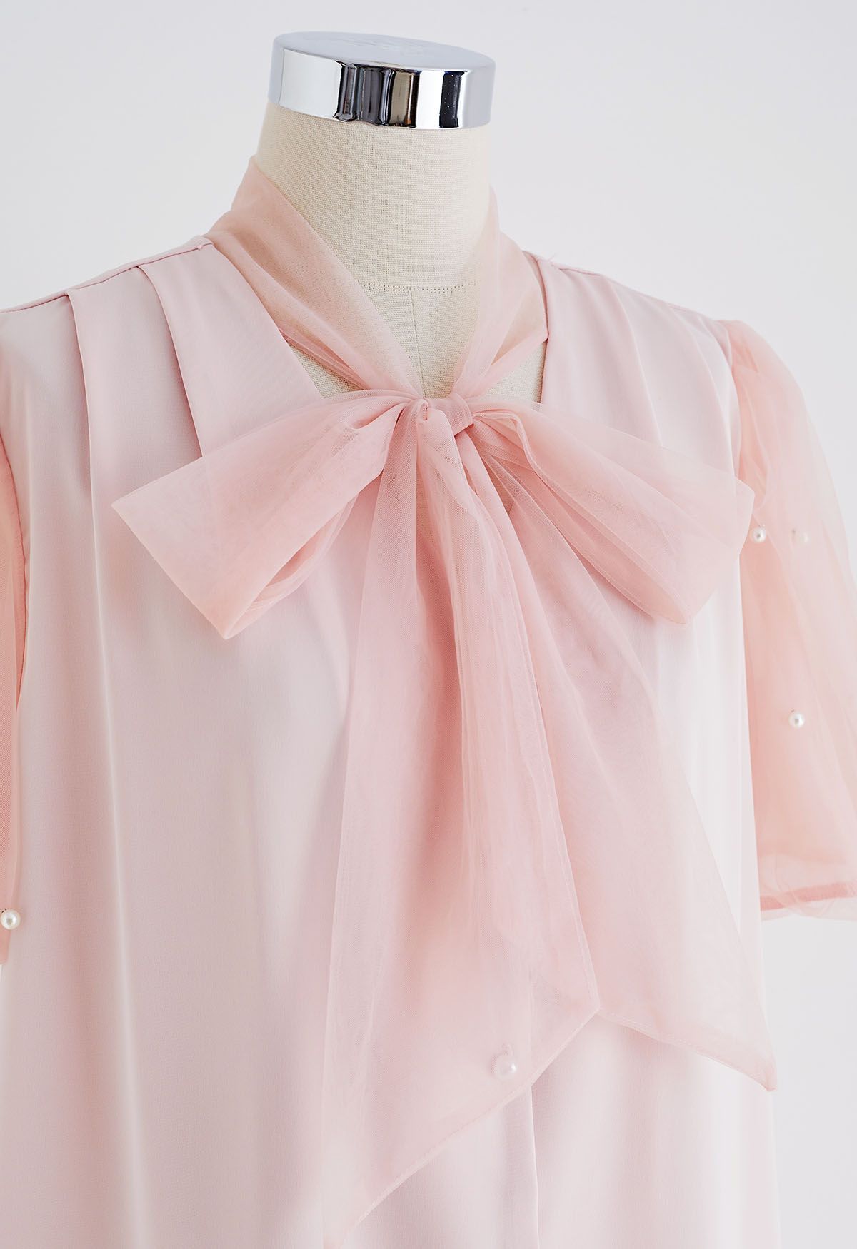 Camisa de satén empalmada con manga de malla nacarada y lazo en rosa