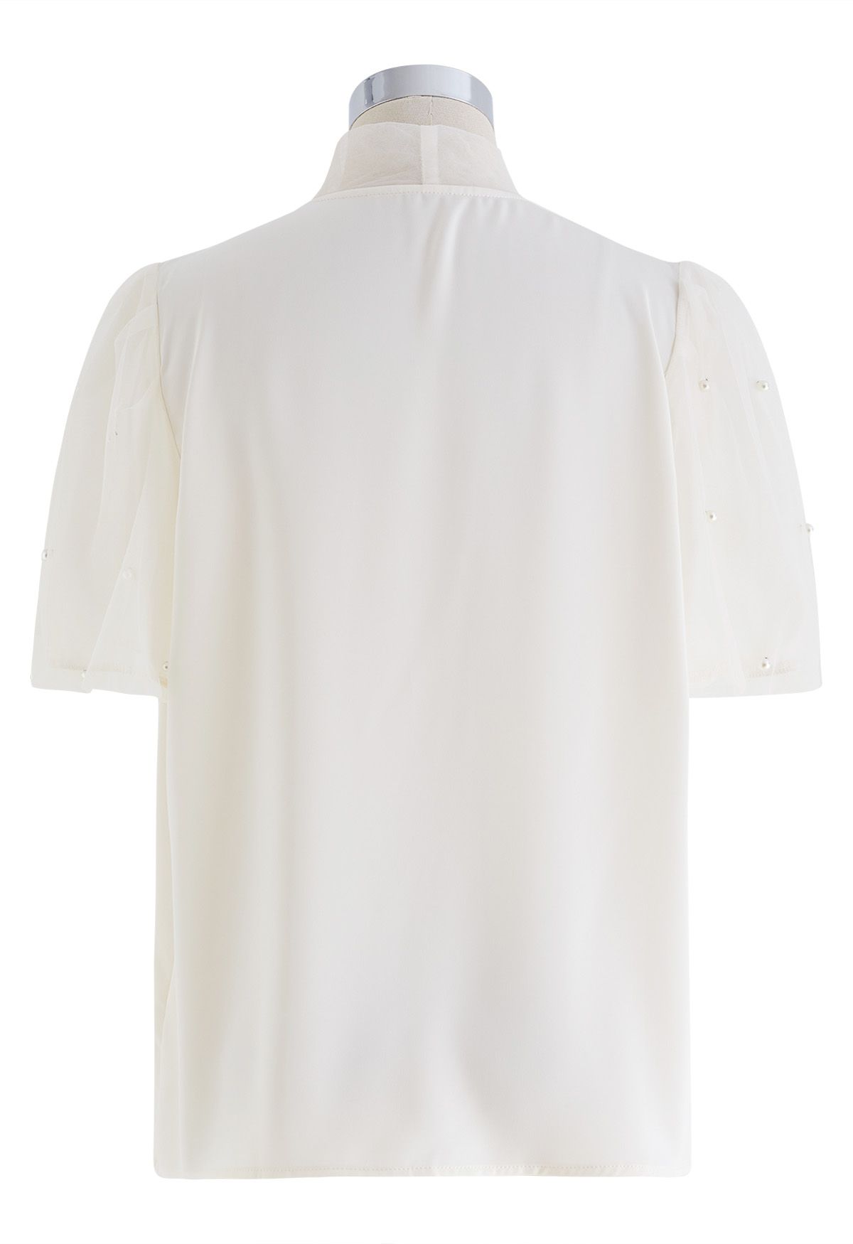 Camisa de satén empalmada con manga de malla nacarada y lazo en color crema