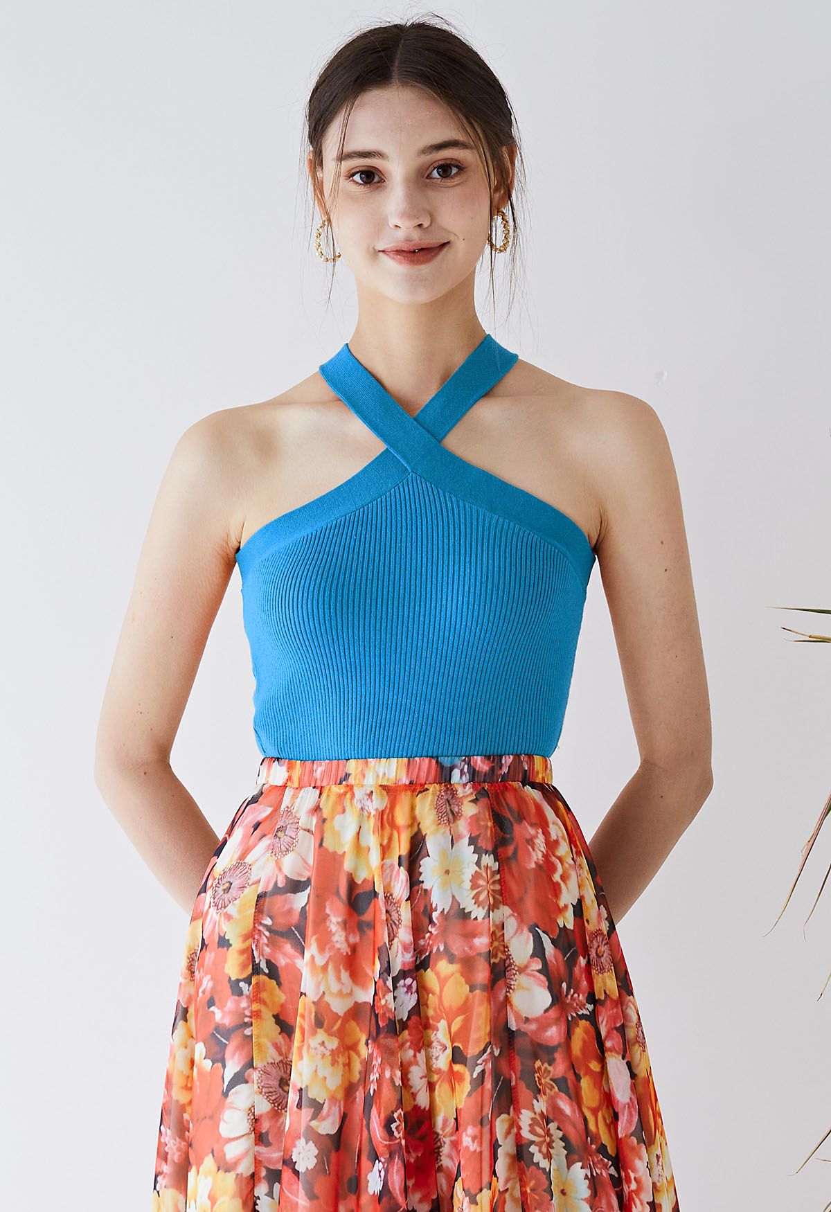 Top de punto con tiras cruzadas y cuello halter en azul