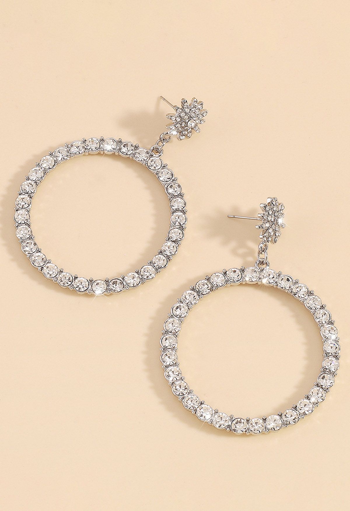 Aretes de diamantes de imitación con círculos huecos en plata