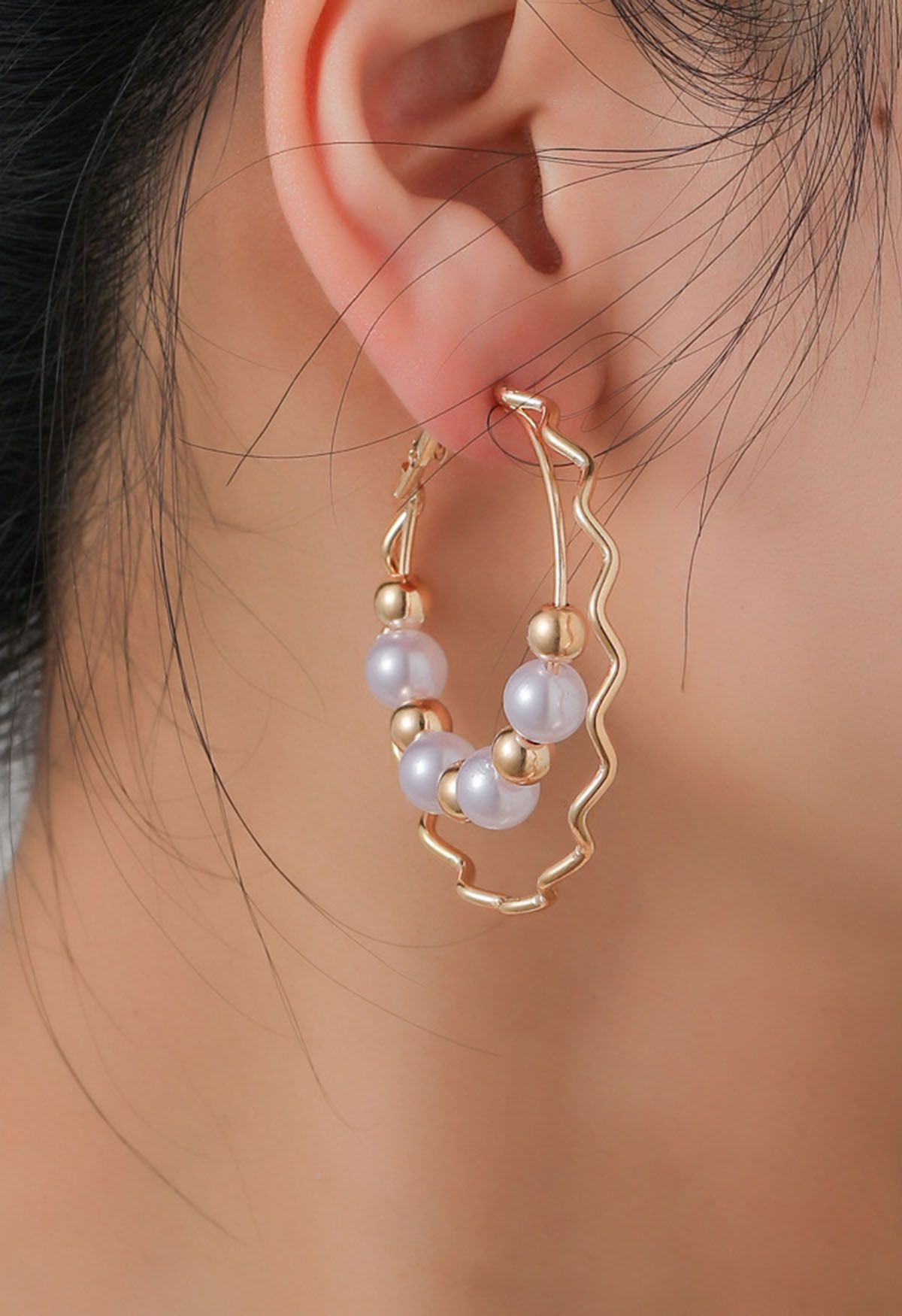 Aretes ondulados de perlas con cuentas de doble capa