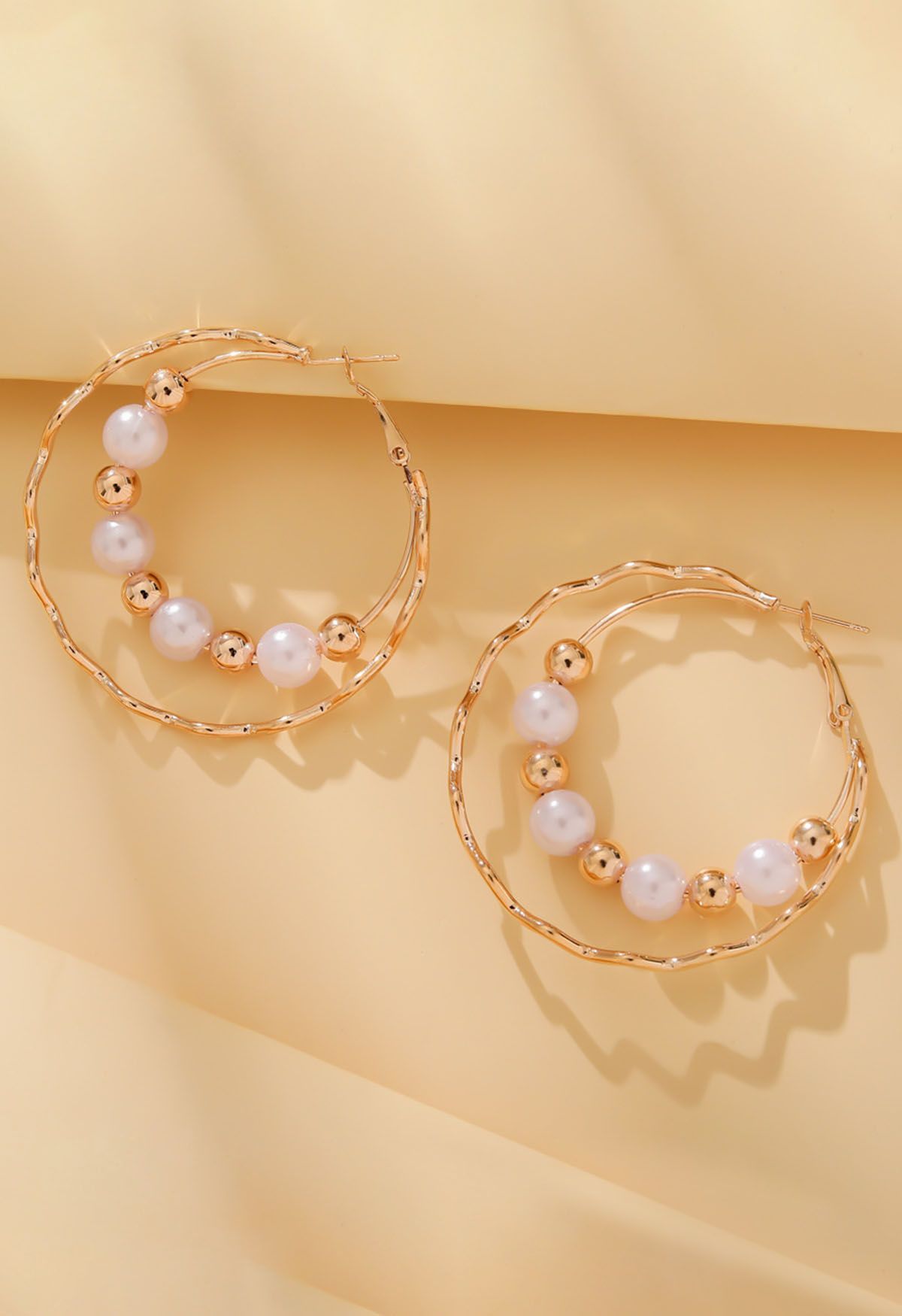 Aretes ondulados de perlas con cuentas de doble capa