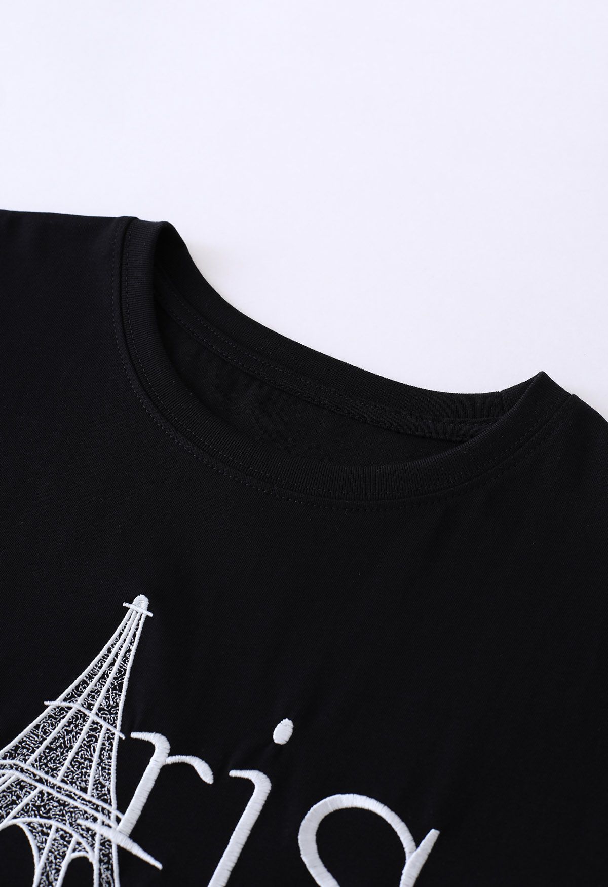 Camiseta negra con cuello redondo y bordado de la Torre Eiffel