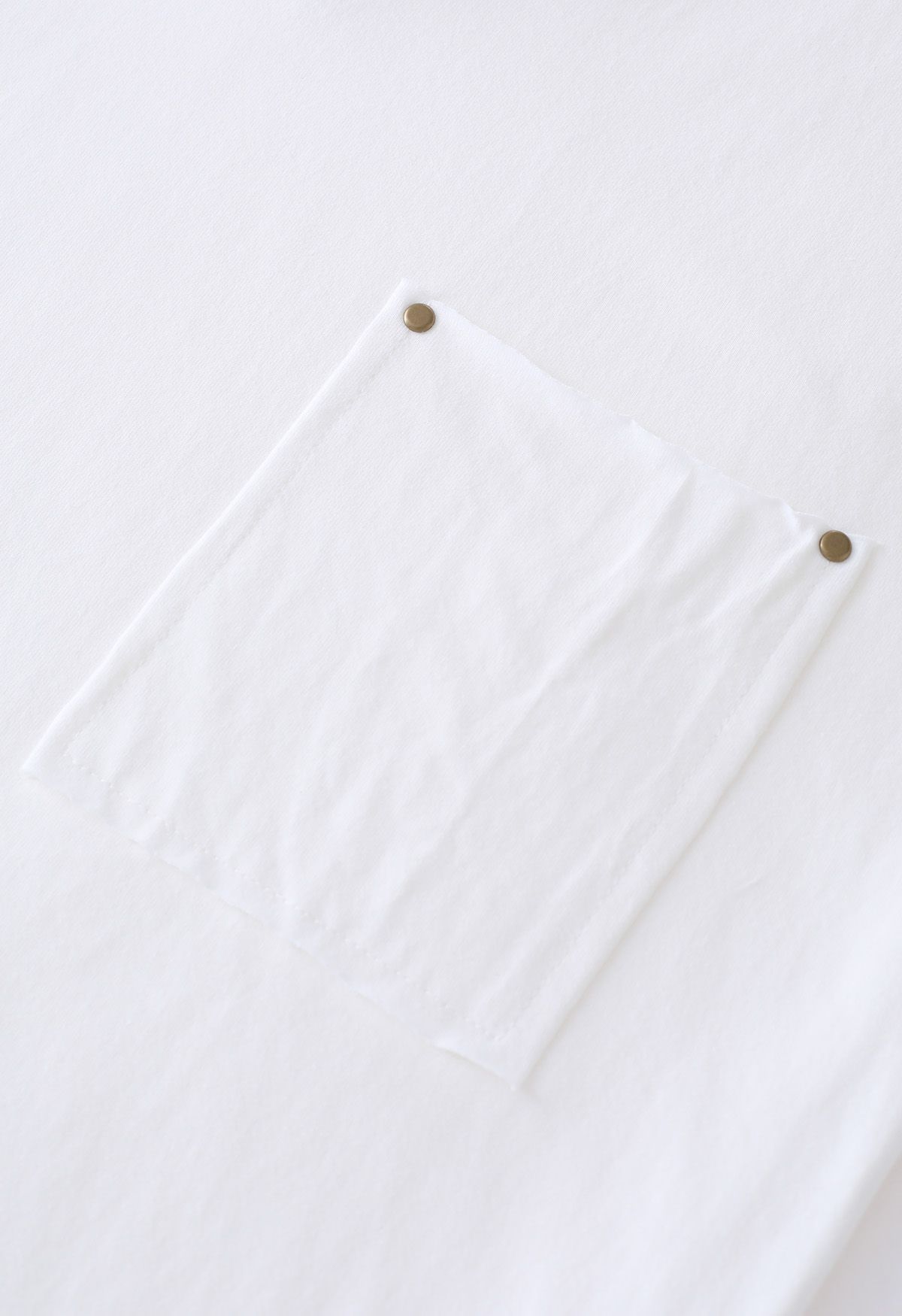 Camiseta de corte crudo con bolsillo de parche y cuello en V en blanco