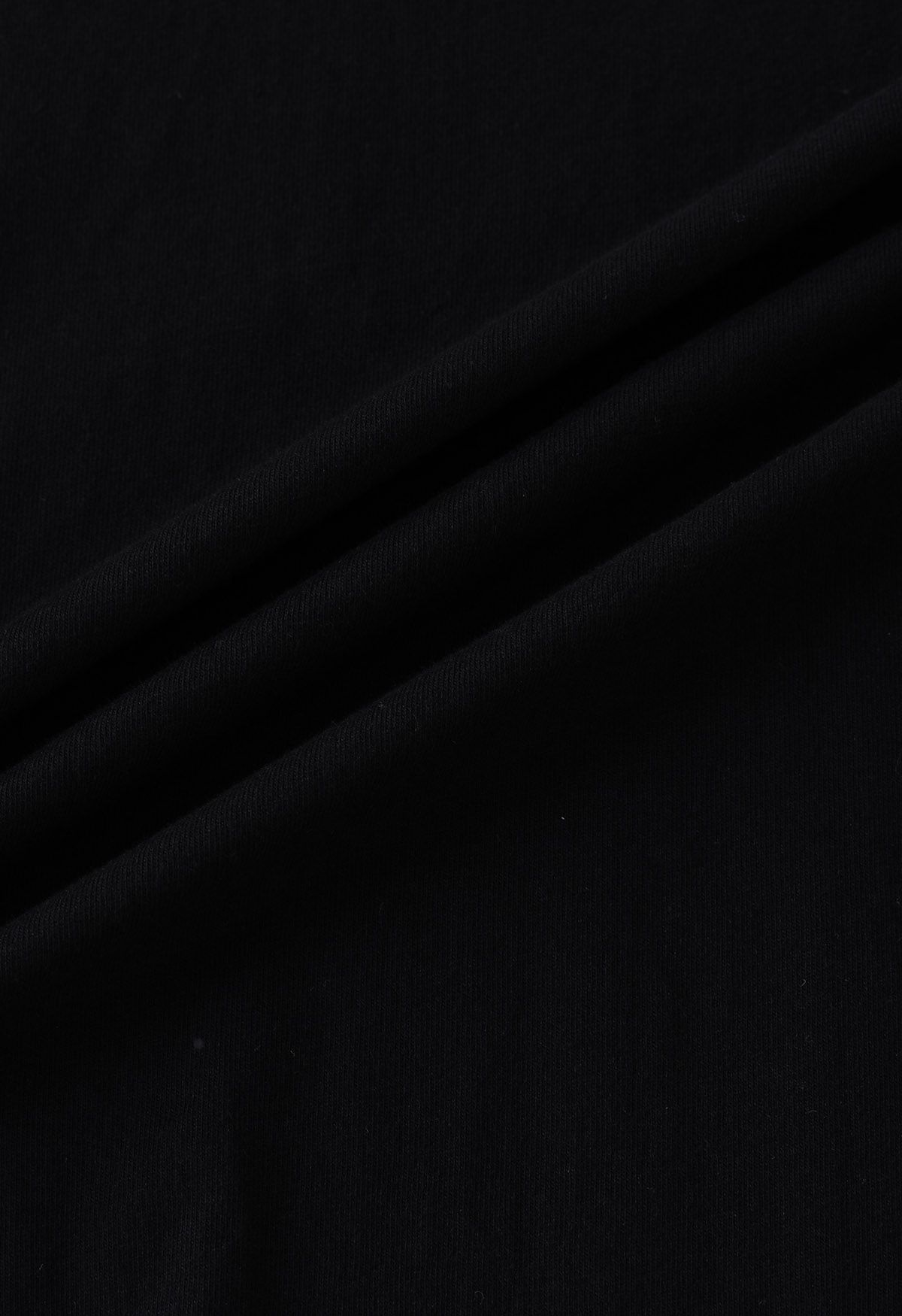 Camiseta de corte crudo con bolsillo de parche y cuello en V en negro