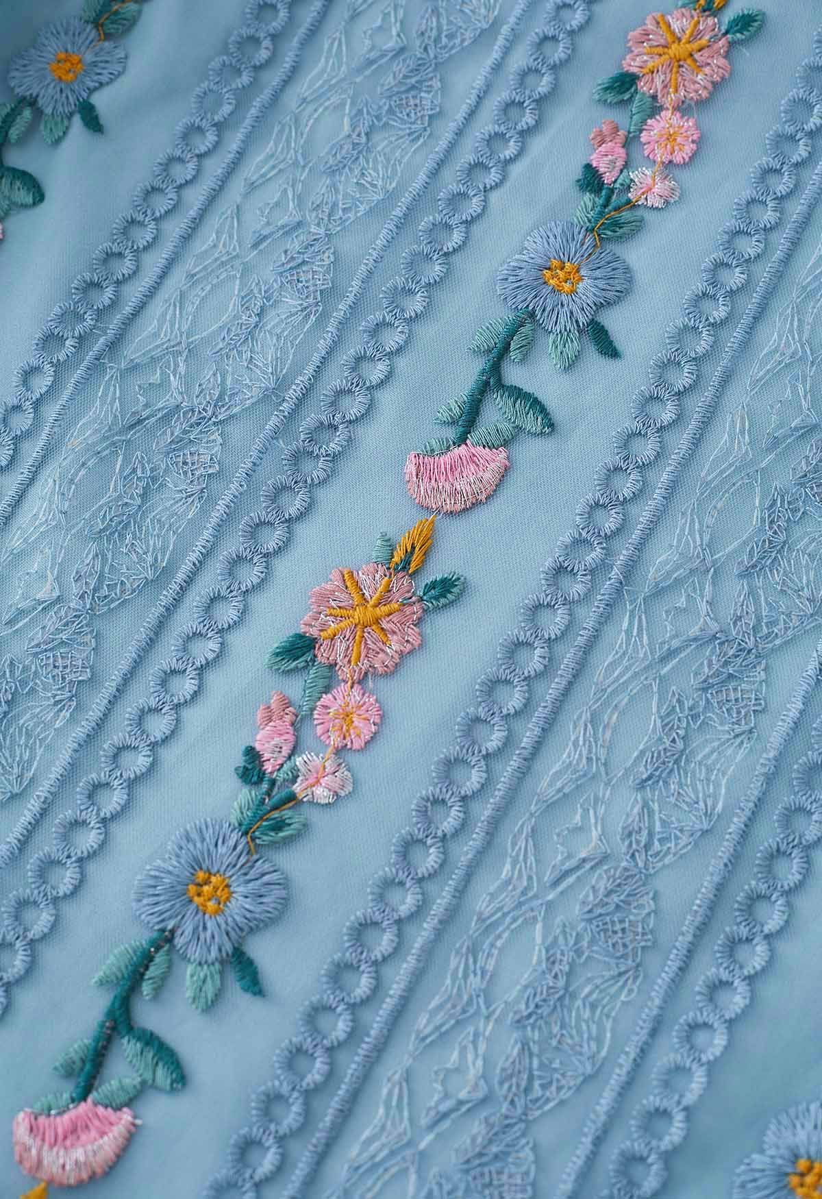 Falda de malla bordada con cadena de flores en azul polvoriento