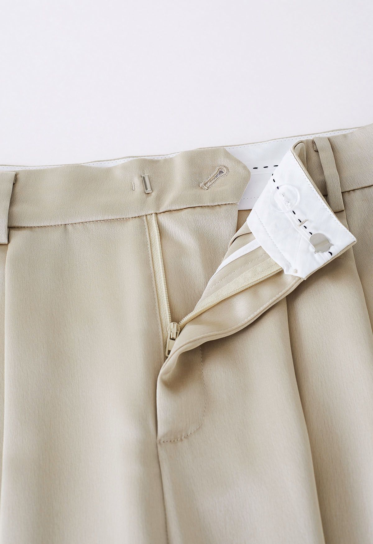 Pantalones rectos de raso con cinturón de piel sintética en champán