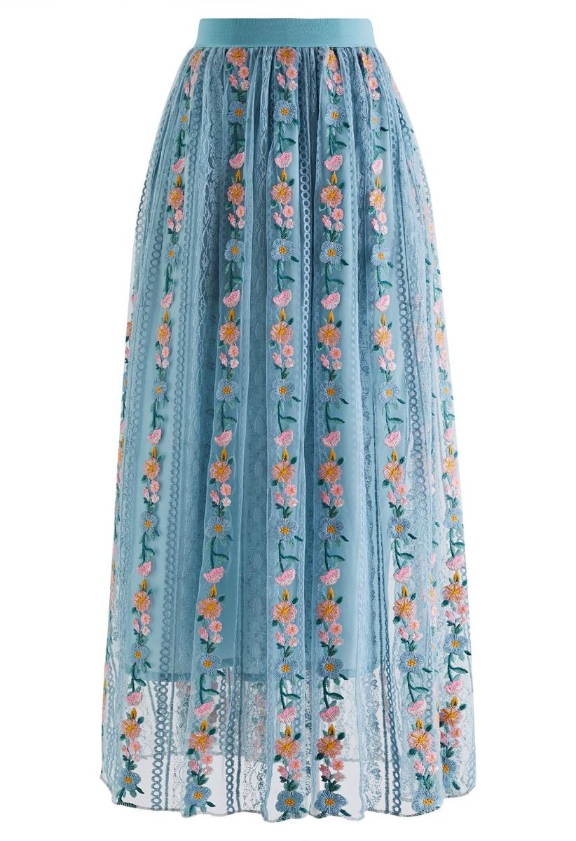 Falda de malla bordada con cadena de flores en azul polvoriento