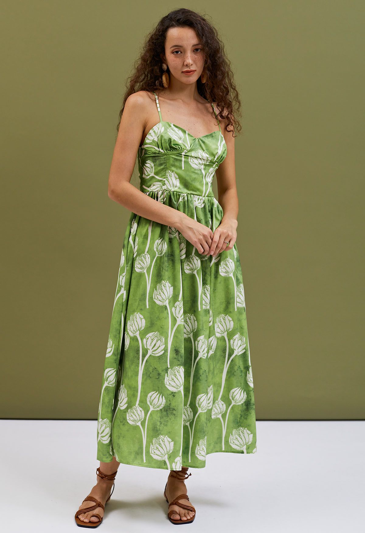 Vestido camisero con estampado de capullos de flores gemelas verdes