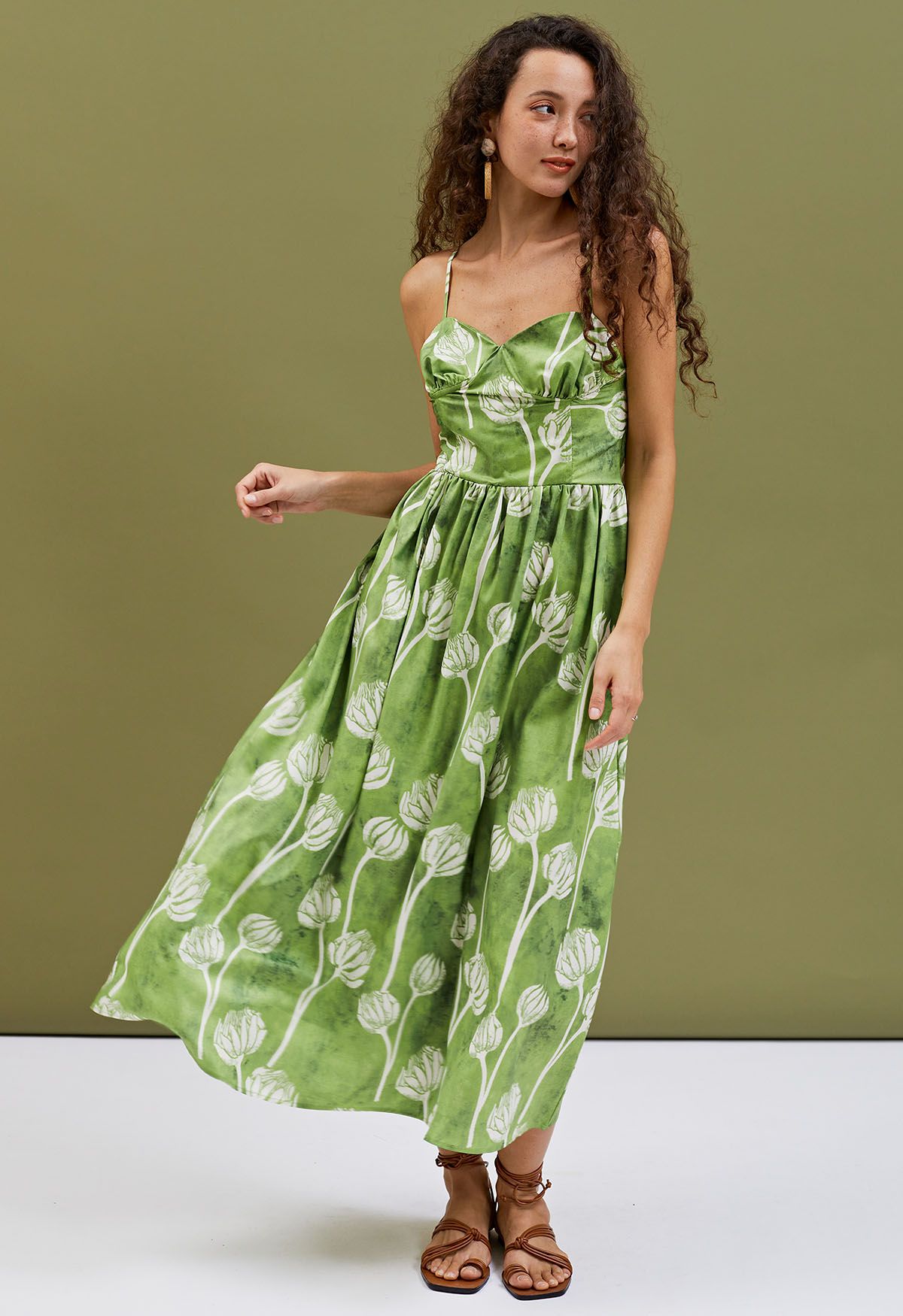 Vestido camisero con estampado de capullos de flores gemelas verdes