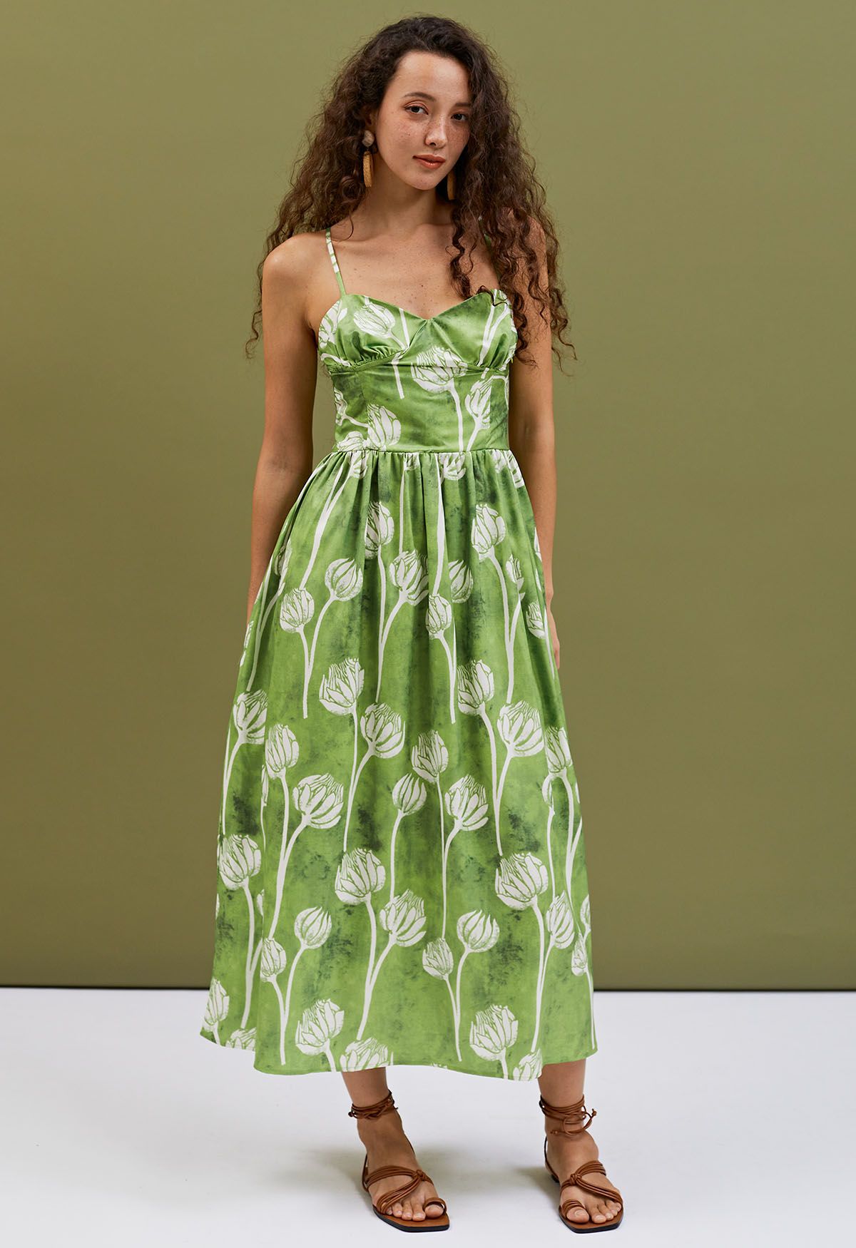 Vestido camisero con estampado de capullos de flores gemelas verdes