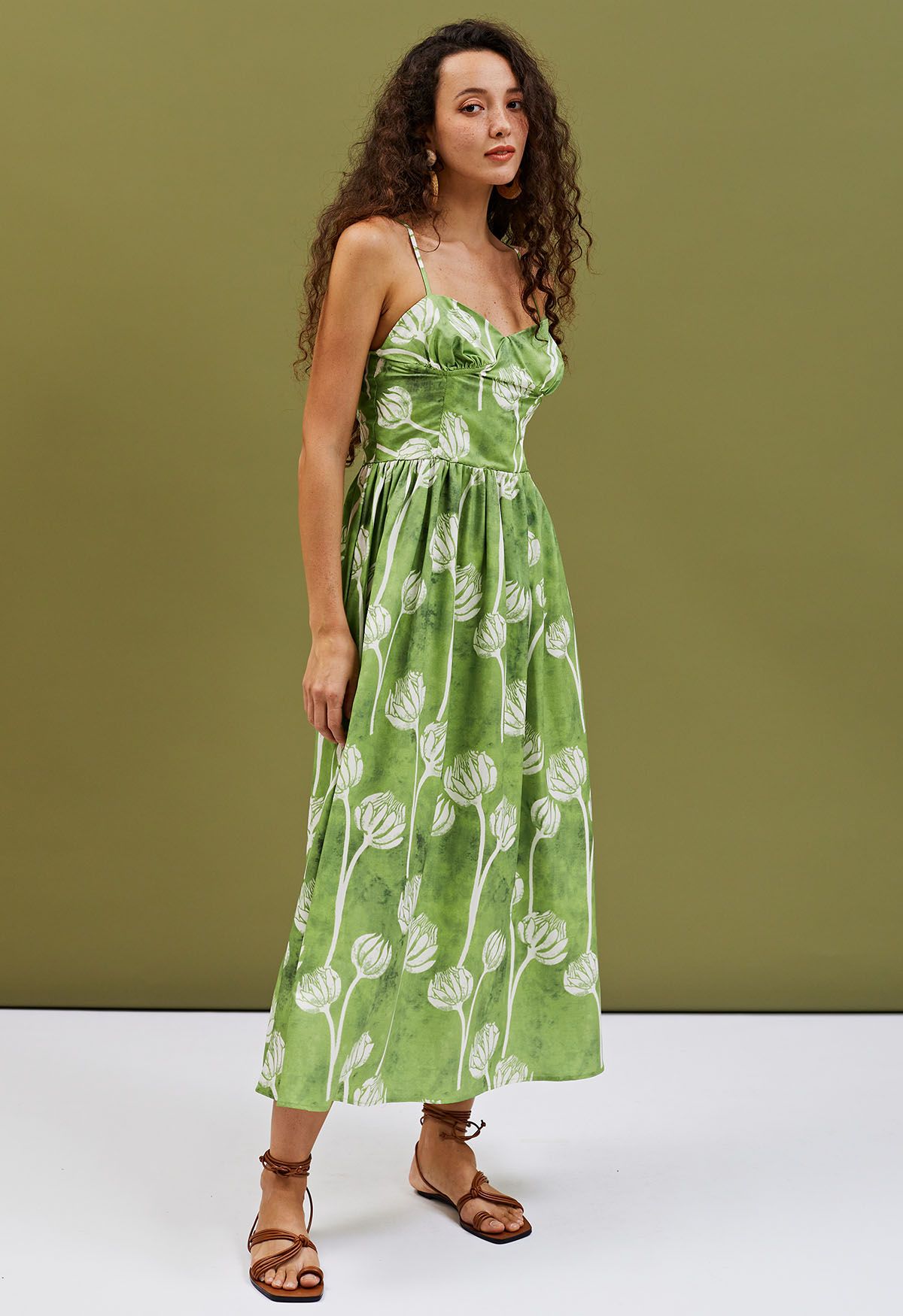 Vestido camisero con estampado de capullos de flores gemelas verdes