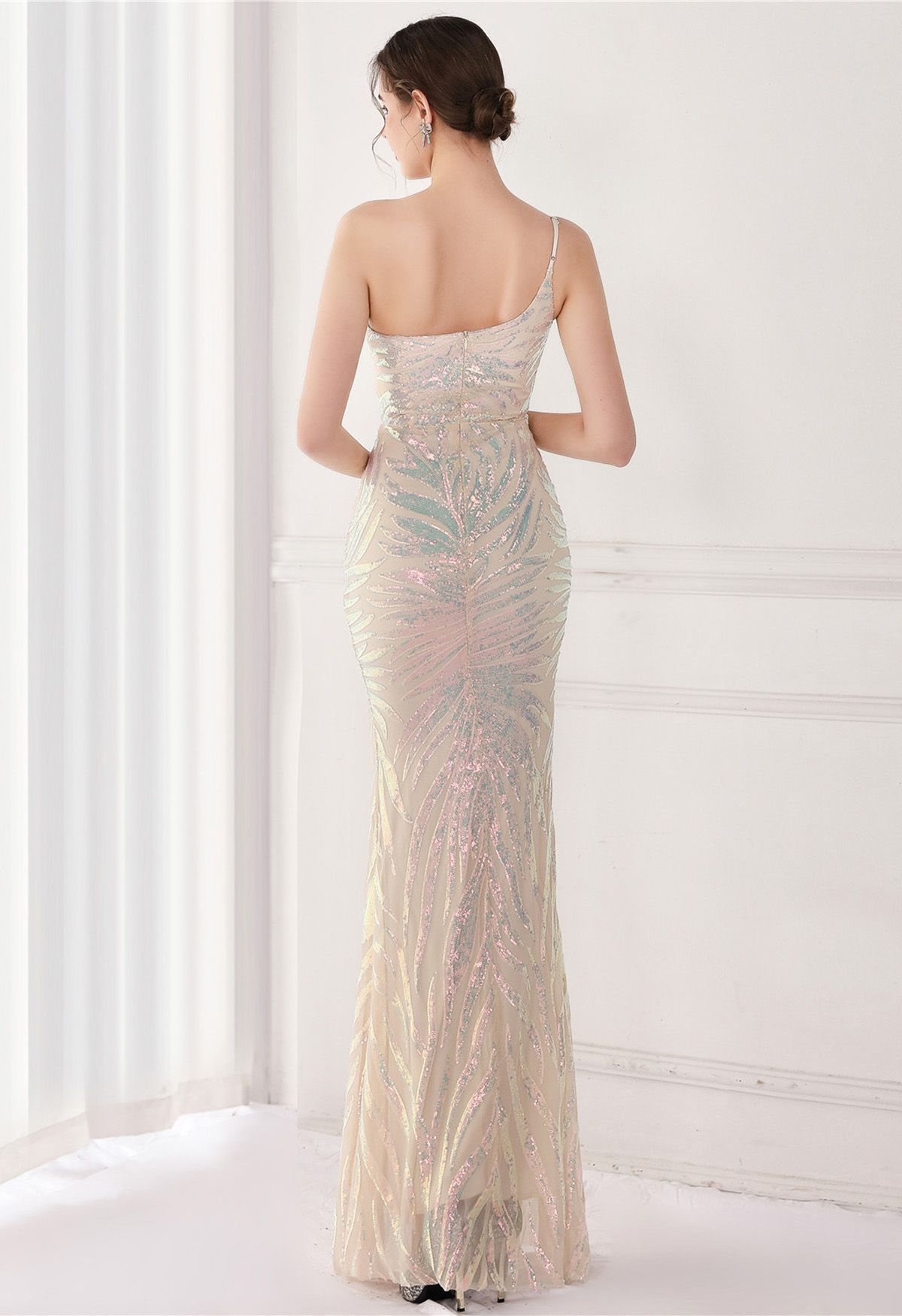 Vestido de sirena con lentejuelas y hojas de un solo hombro en color albaricoque