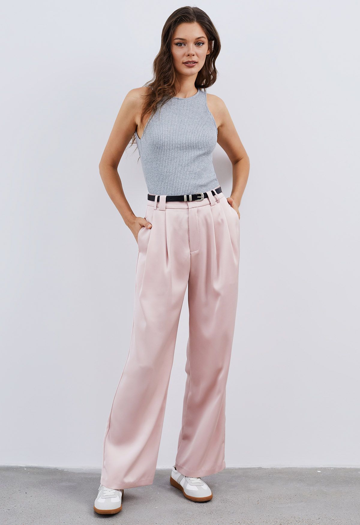 Pantalones rectos de satén con cinturón de piel sintética en rosa