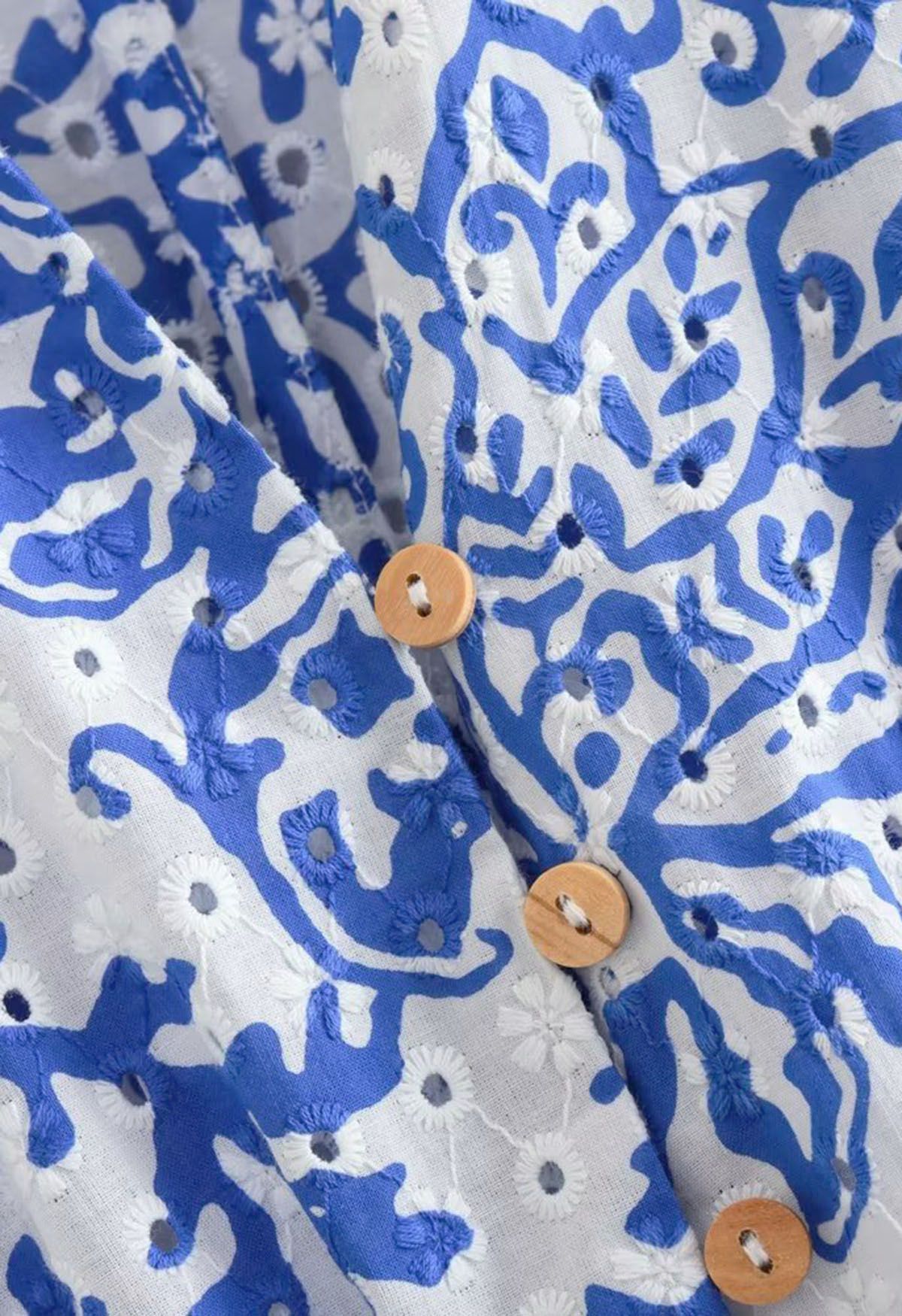 Vestido bordado con ojales en la espalda y recorte floral azul